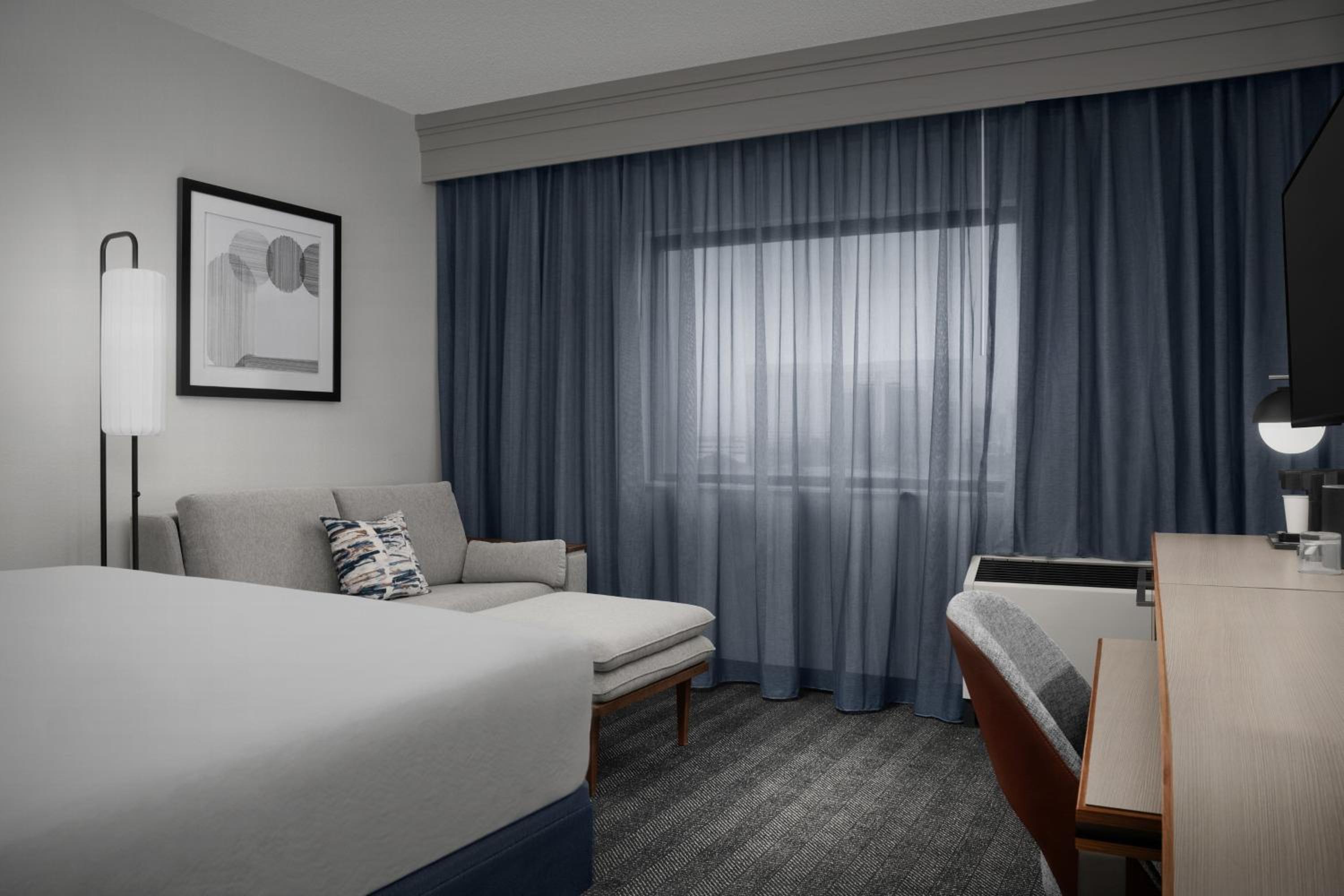 King Room with Sofa Bed - Photo 4