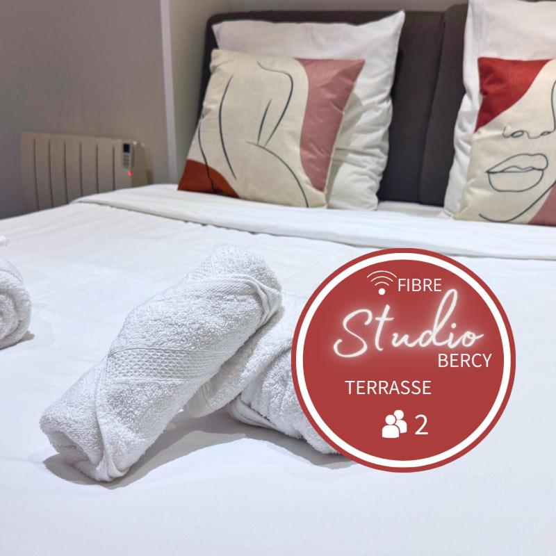 Studio Apartment with Balcony photo 3