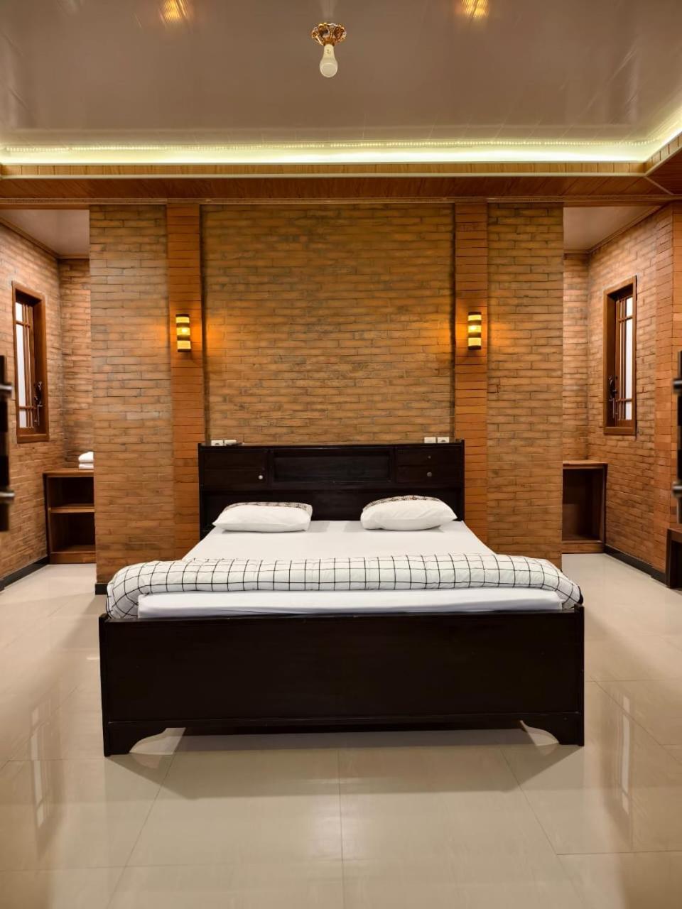 Queen Room with Balcony - Photo 7