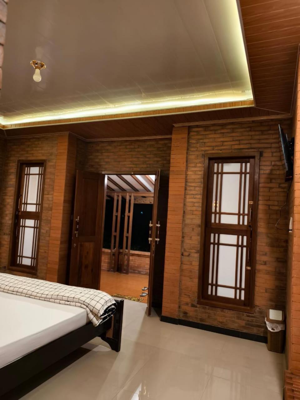 Queen Room with Balcony - Photo 6