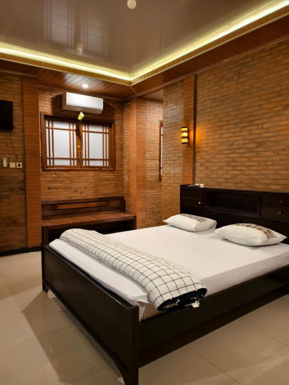 Queen Room with Balcony - Photo 5