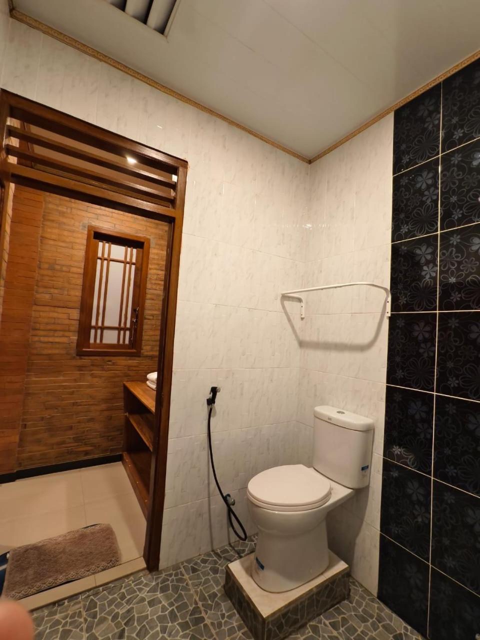 Queen Room with Balcony - Photo 4