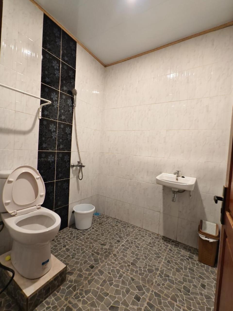 Queen Room with Balcony - Photo 3