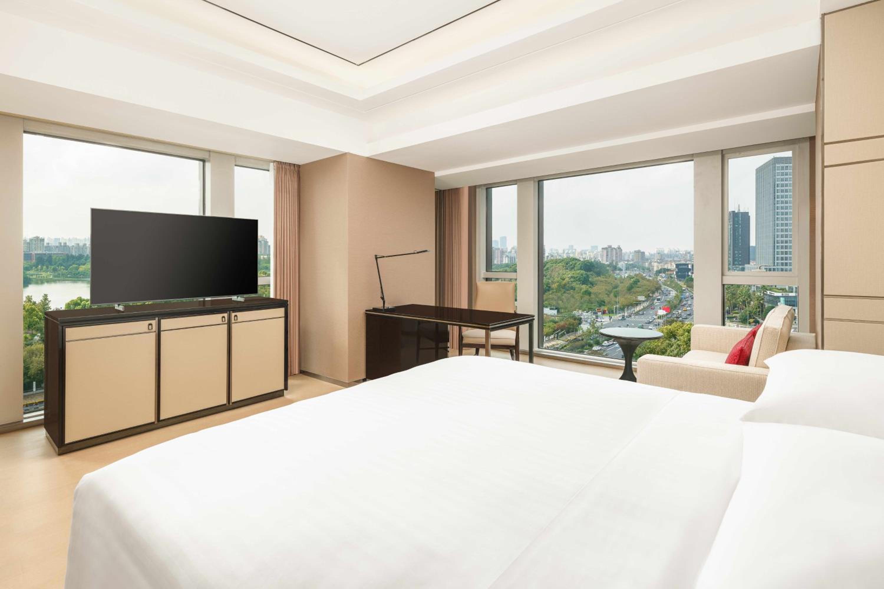 Corner King Room - Executive Lounge Access photo 2