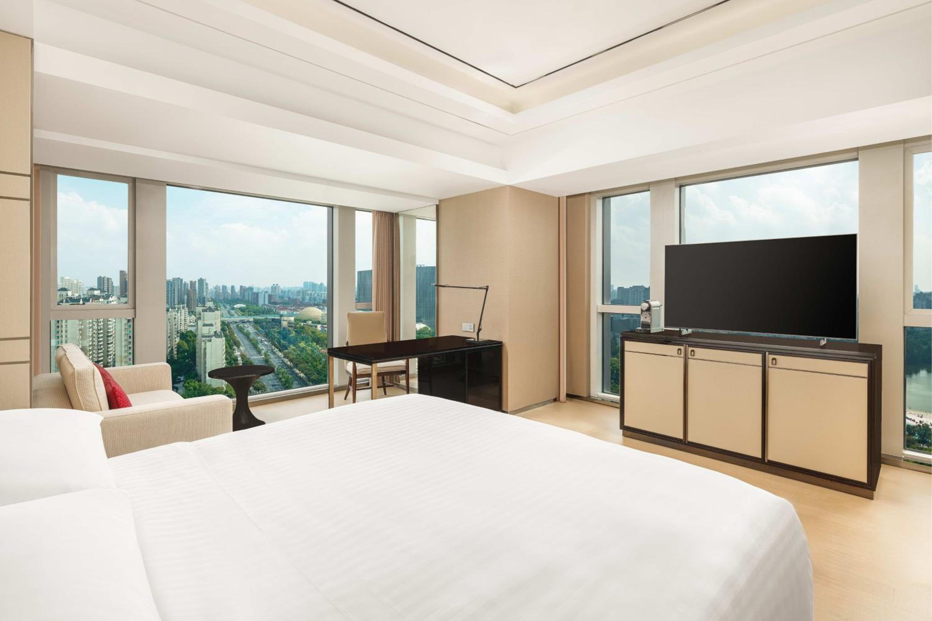 Corner King Room - Executive Lounge Access photo 3