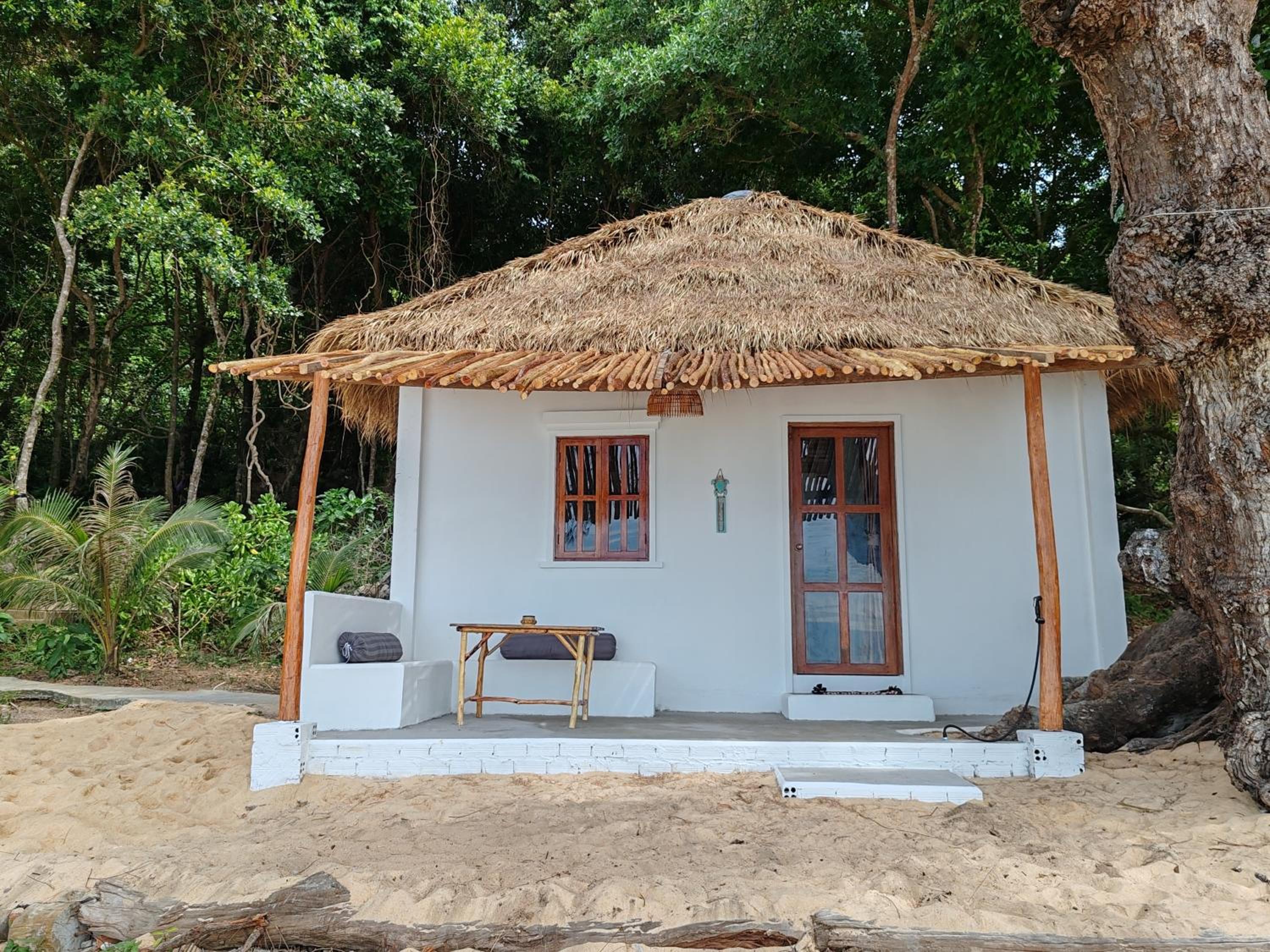 Deluxe Bungalow with Sea View - Photo 16