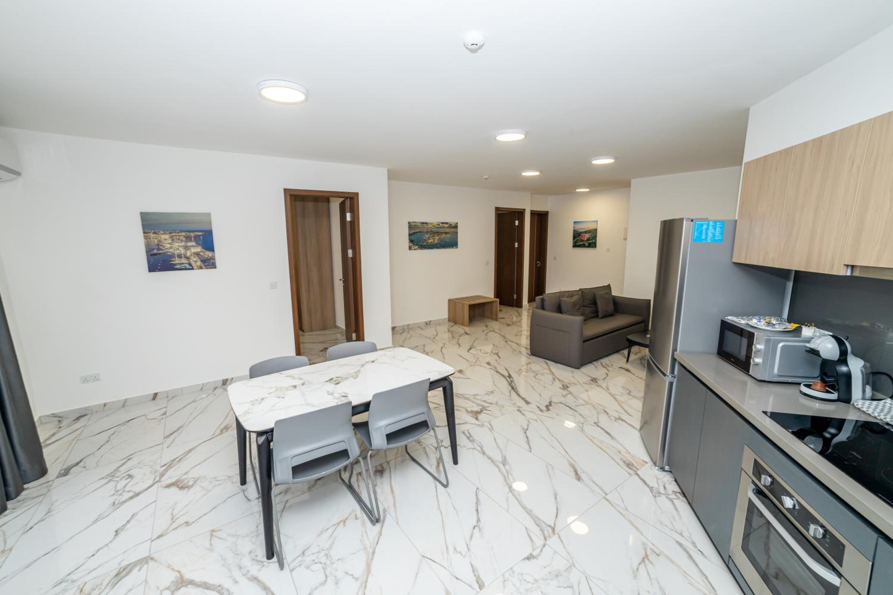 Two-Bedroom Deluxe Apartment with Balcony