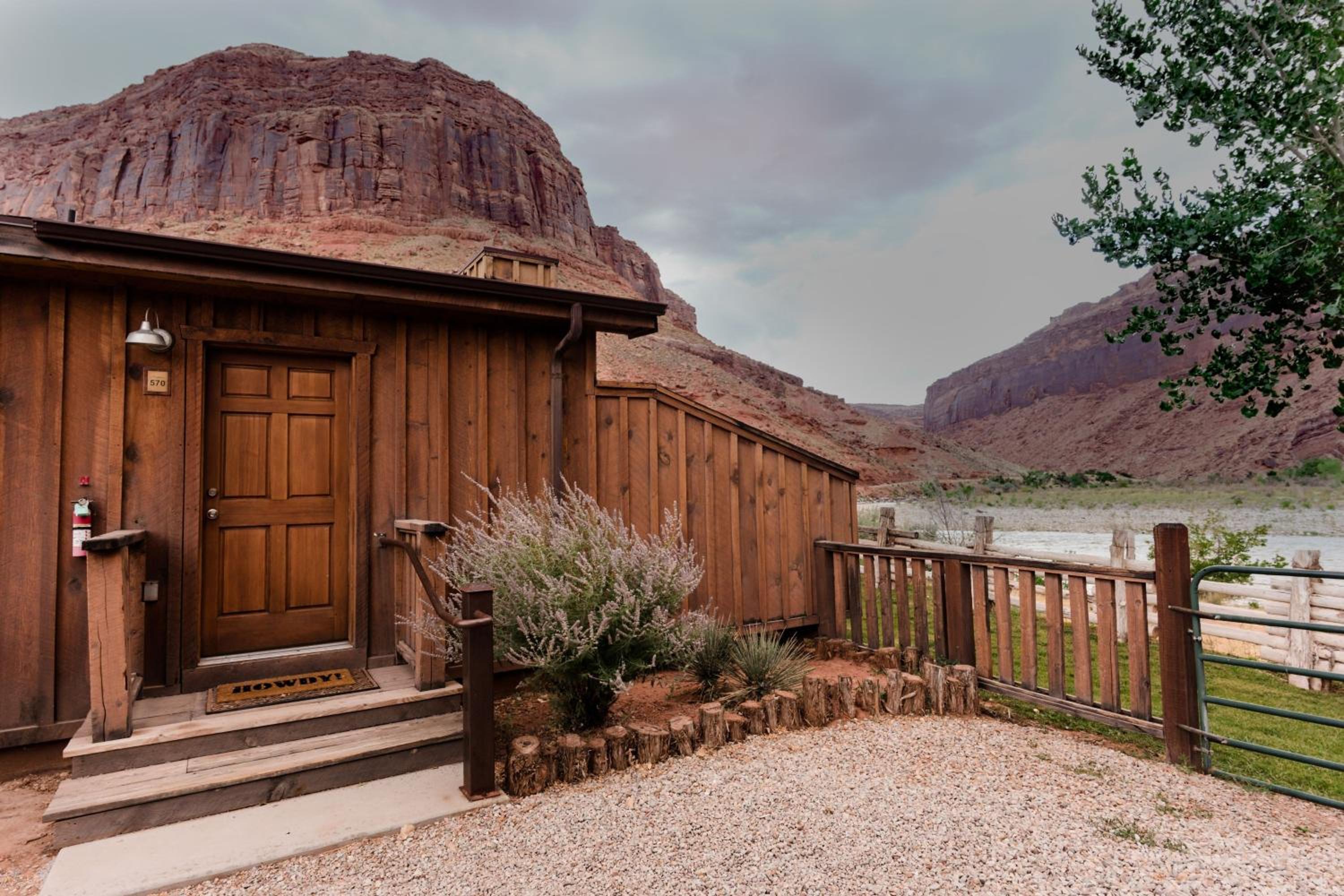 Riverfront Queen Cabin - Two Bedroom Suite photo 3