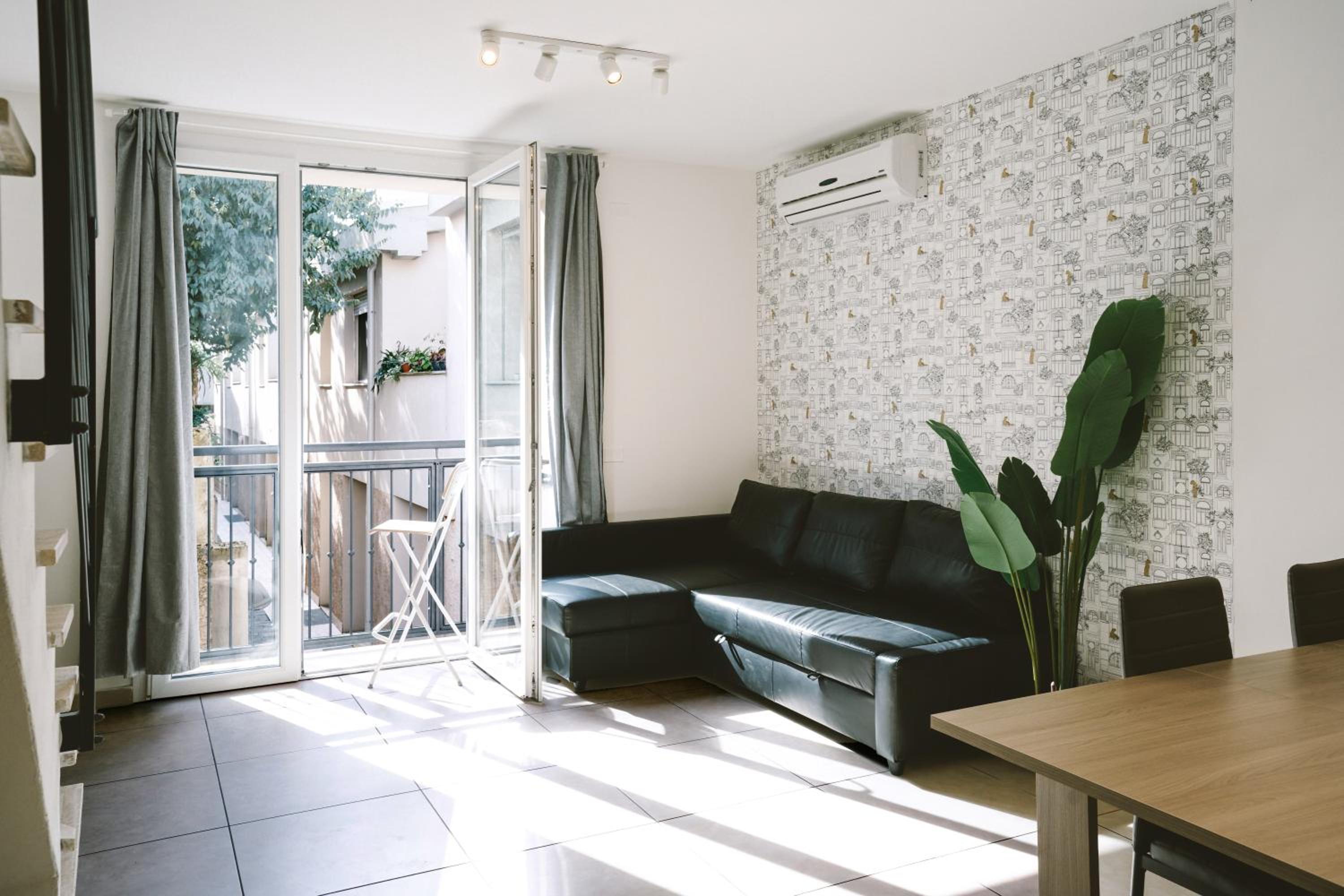 Two-Bedroom Deluxe Apartment with Garden View photo 2