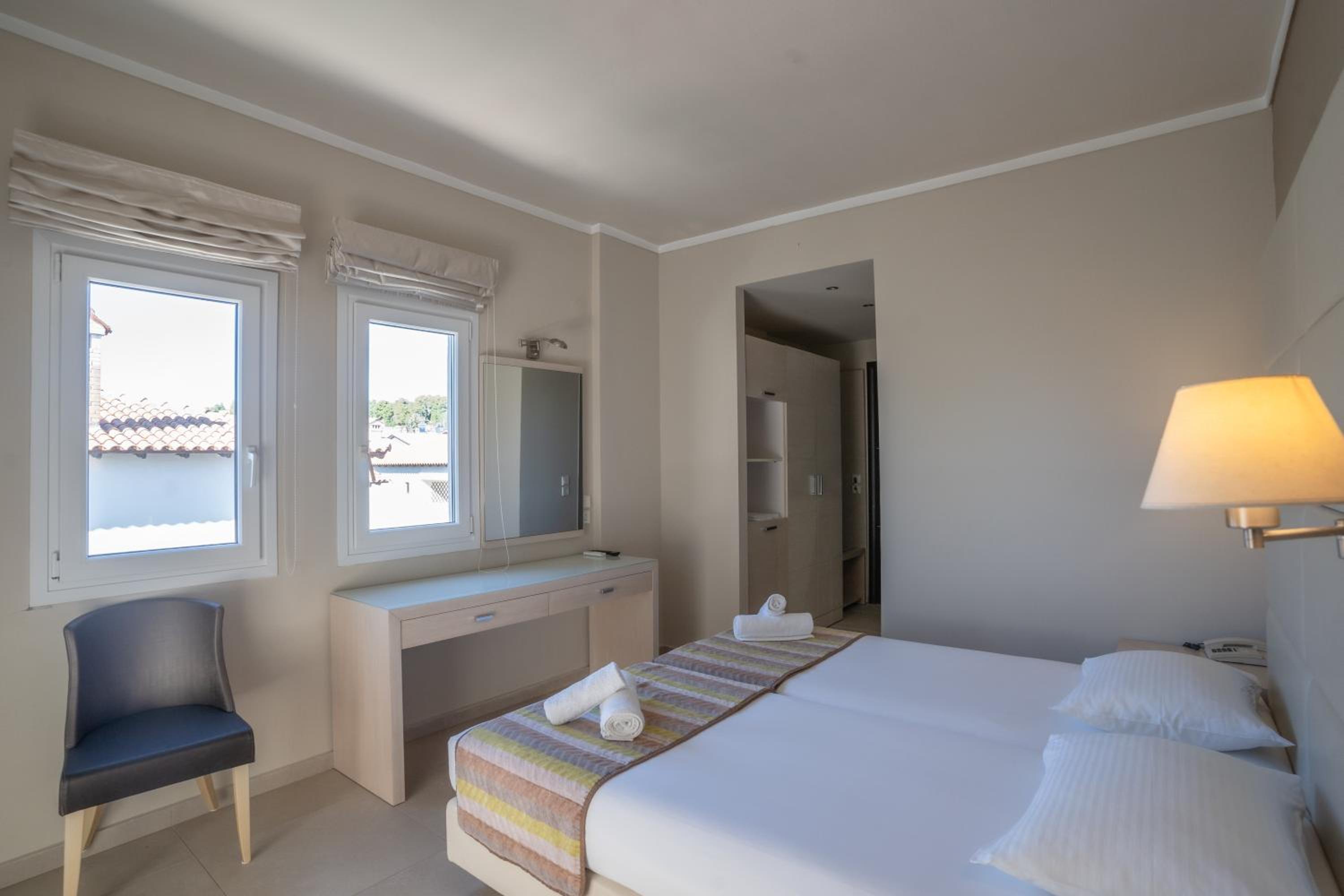 Superior Twin Room with Sea View - Photo 7