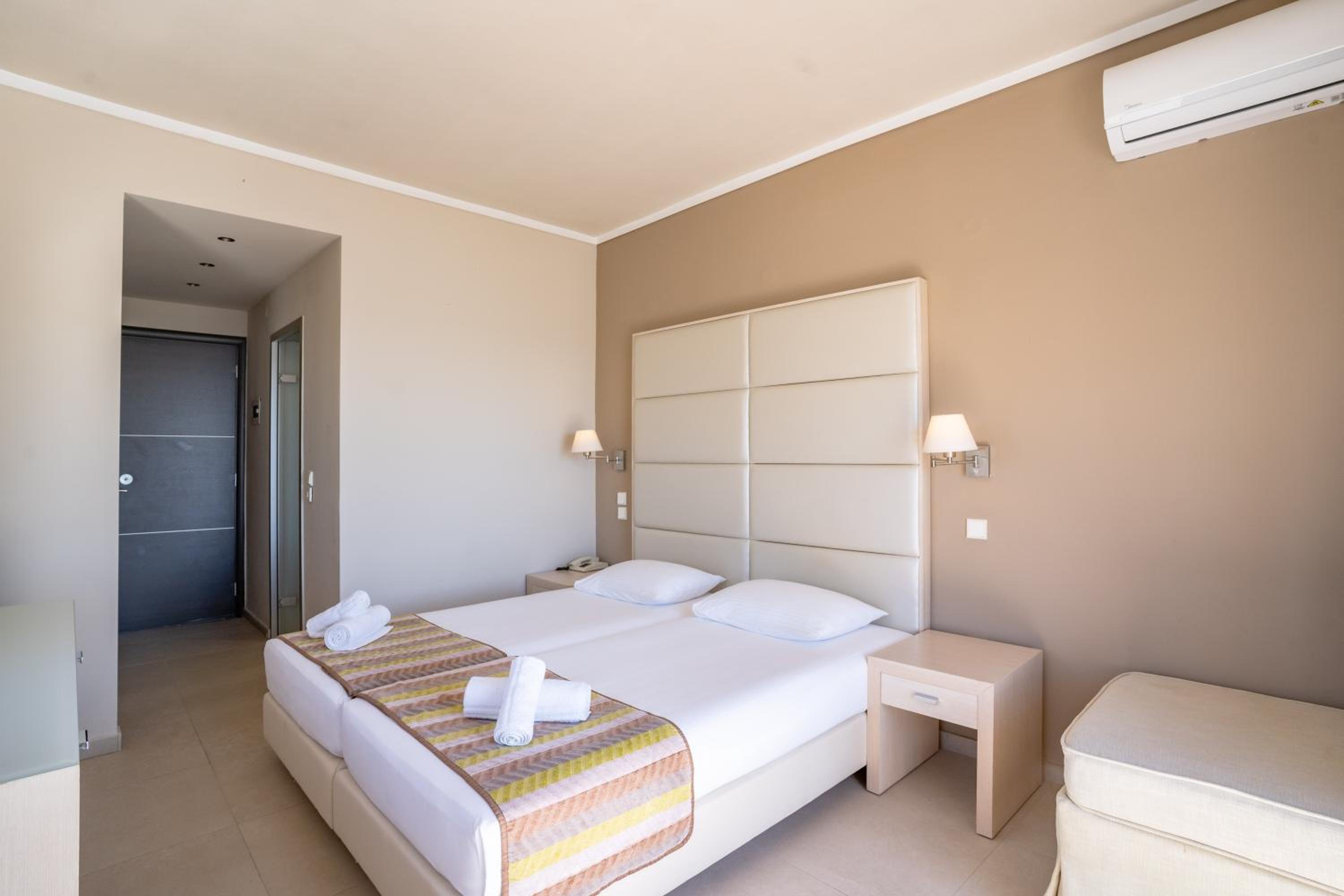 Superior Twin Room with Sea View - Photo 8