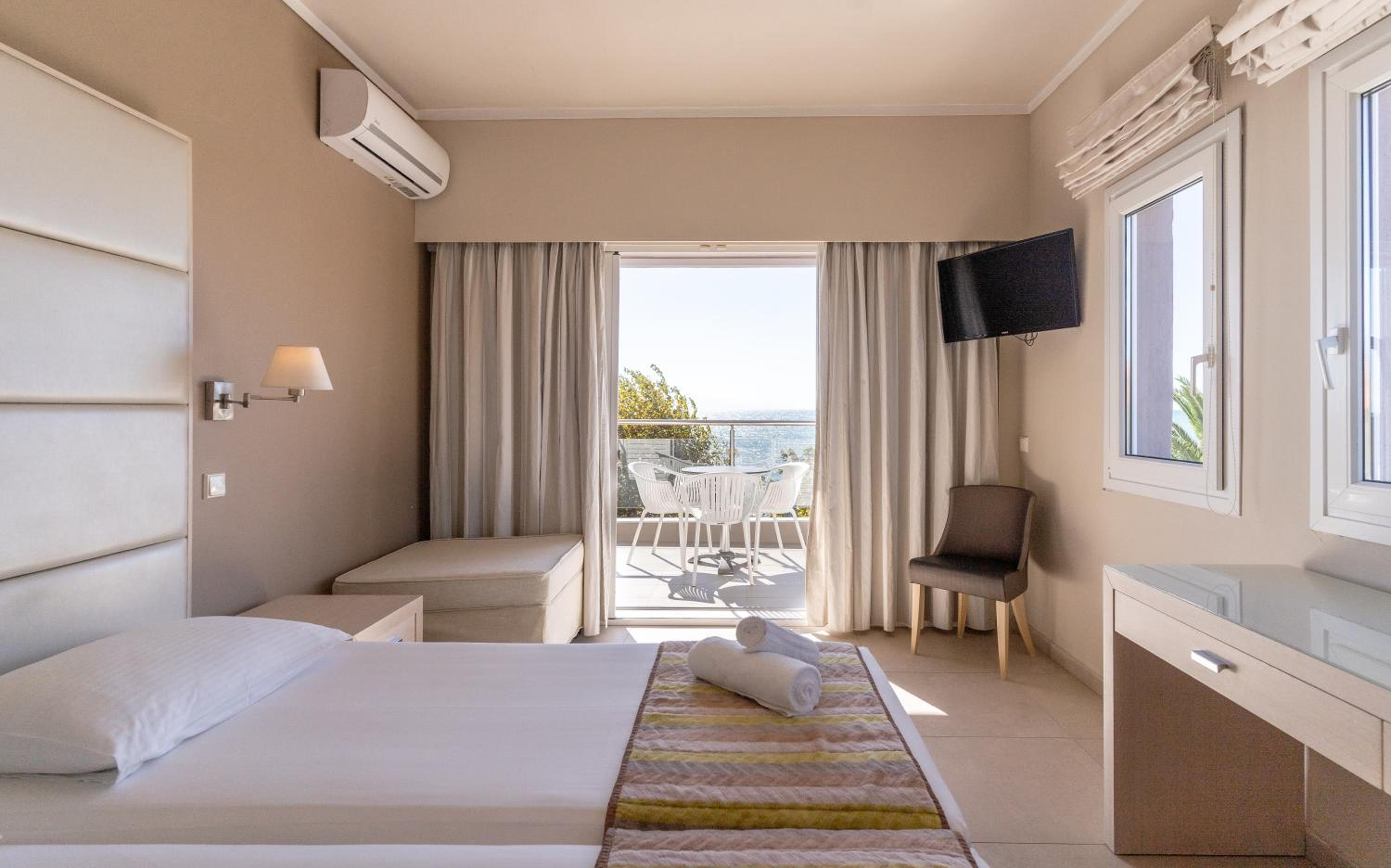 Superior Twin Room with Sea View - Photo 2