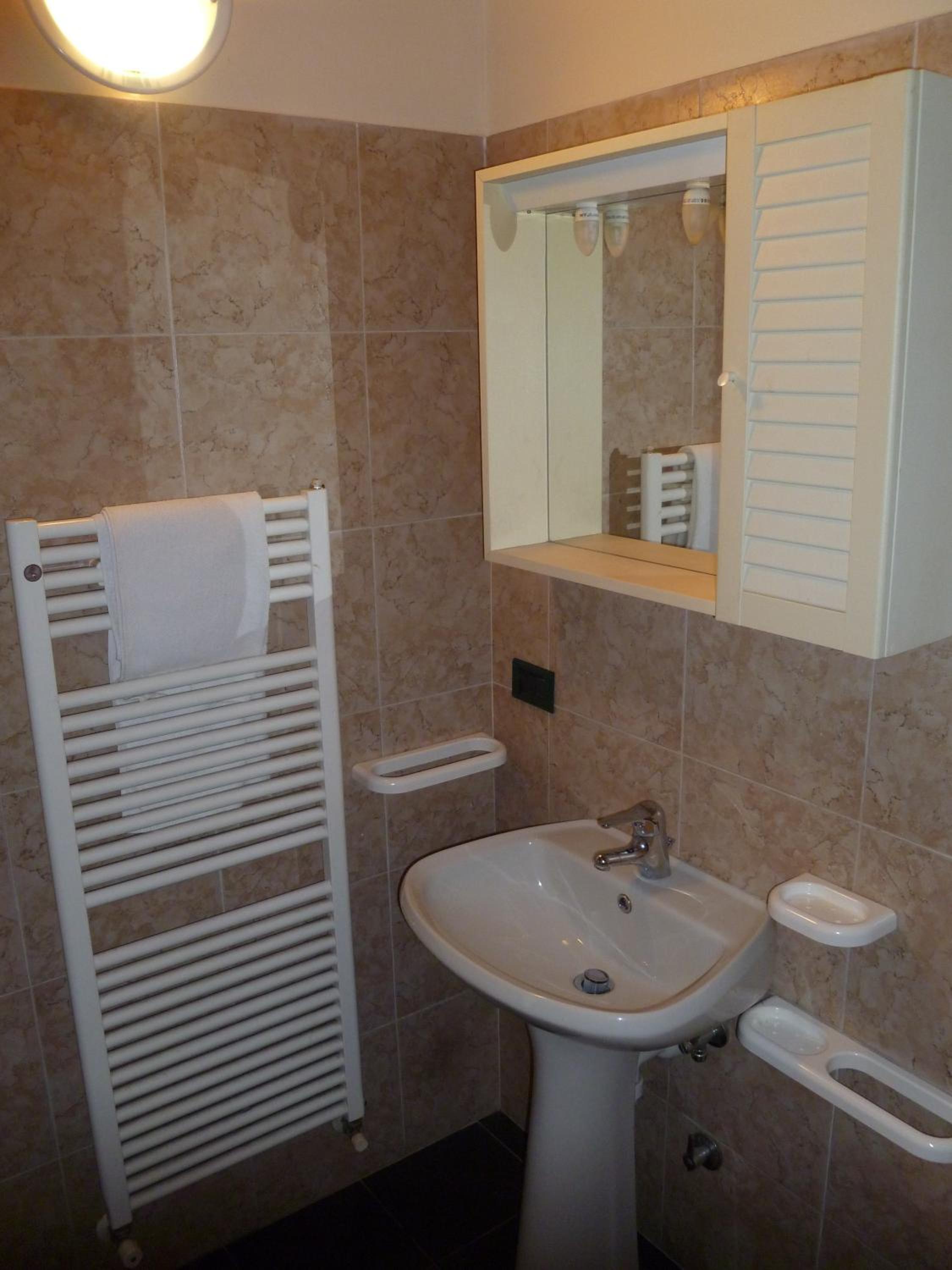 Quadruple Room with Private Bathroom photo 2