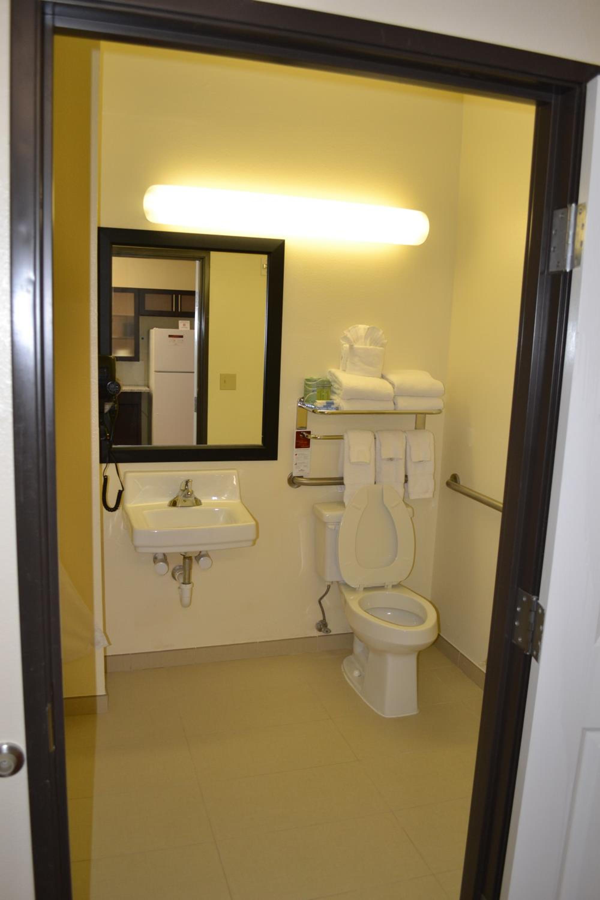 1 Queen Bed, Mobility/Hearing Accessible Suite, Roll-In Shower, Non-Smoking - Photo 6