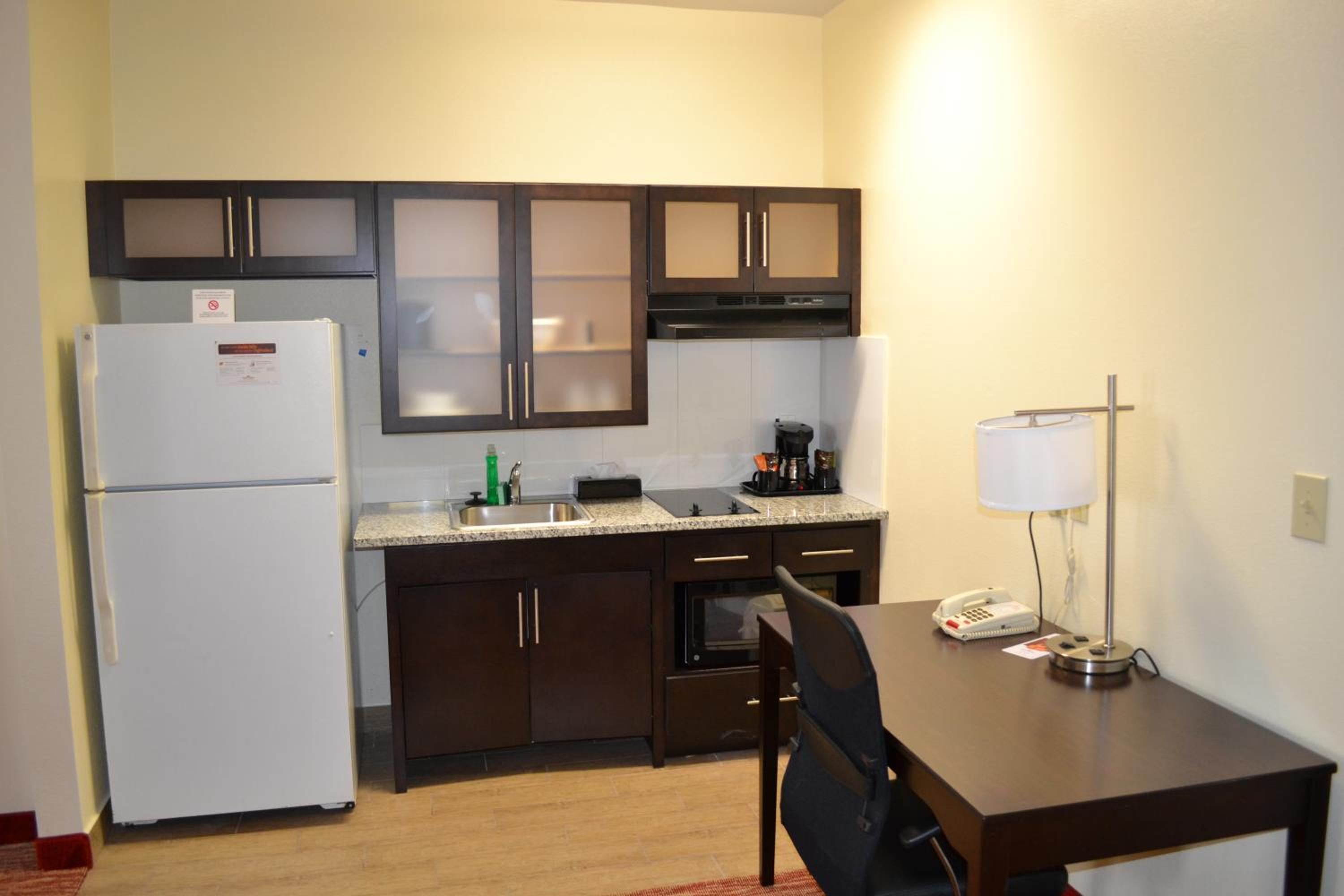 1 Queen Bed, Mobility/Hearing Accessible Suite, Roll-In Shower, Non-Smoking - Photo 5