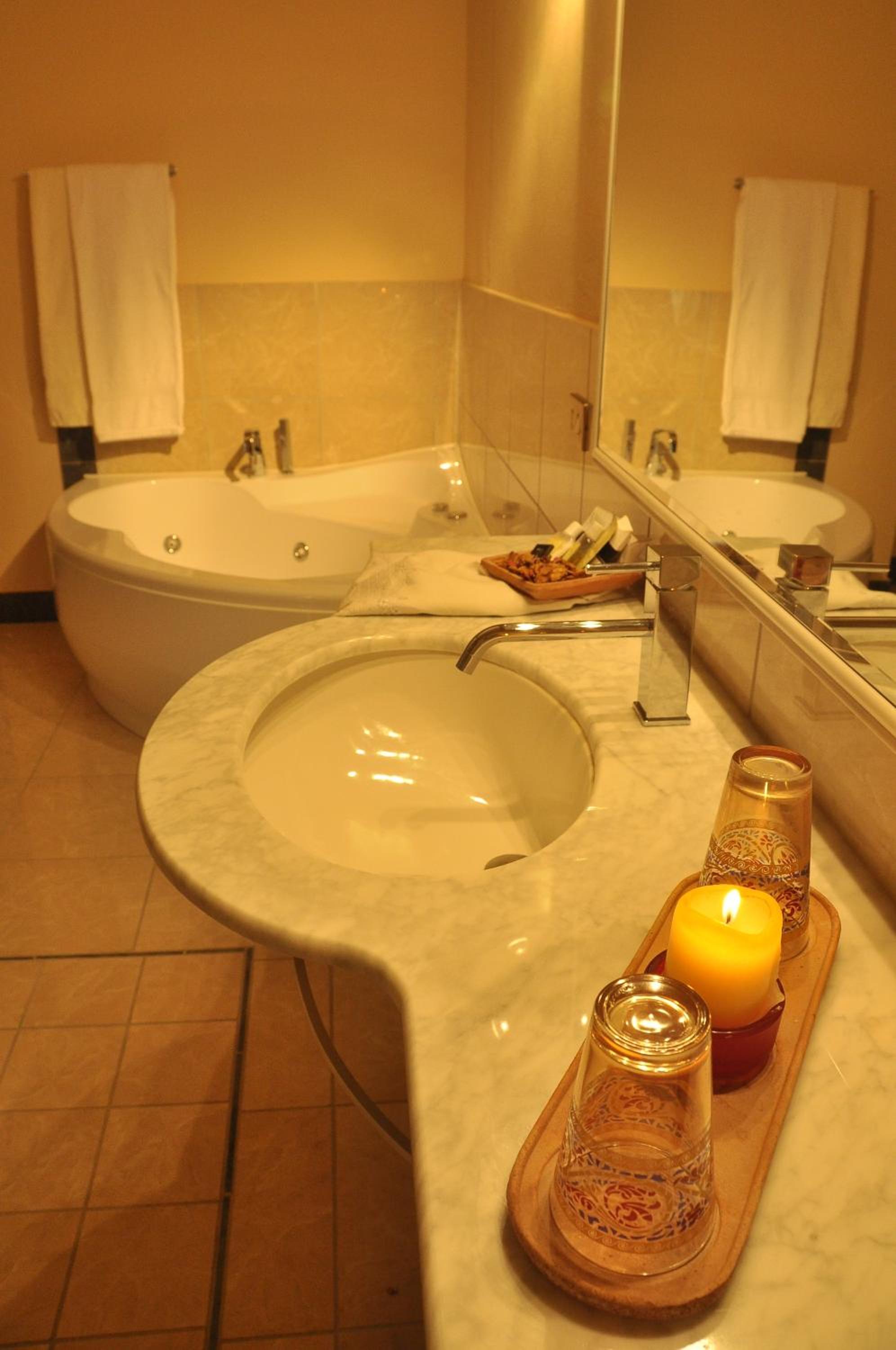 Suite with Spa Bath - Photo 6