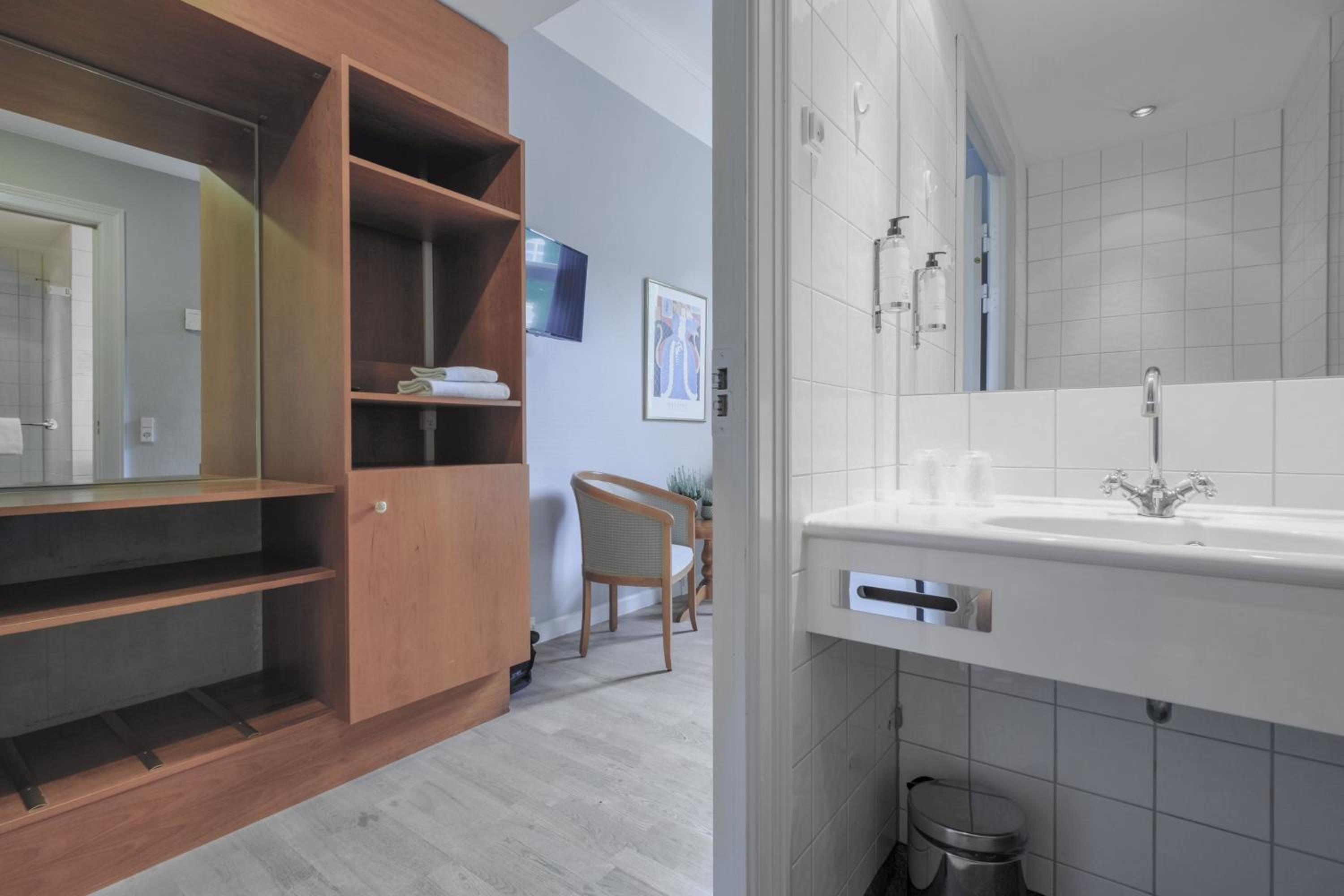 Standard Twin Room with Two Twin Beds thumbnail 5