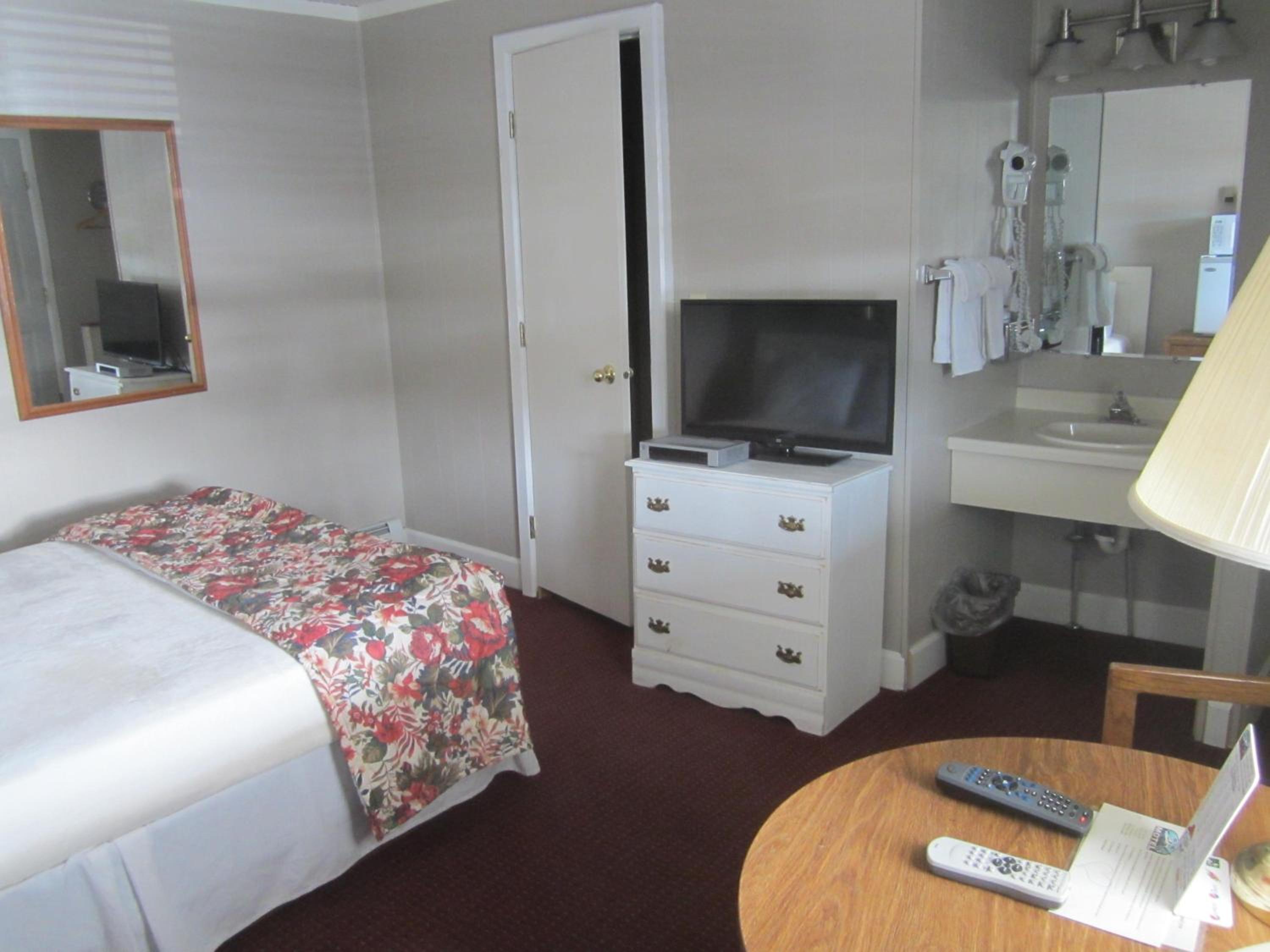 Queen Room - Non-Smoking photo 3