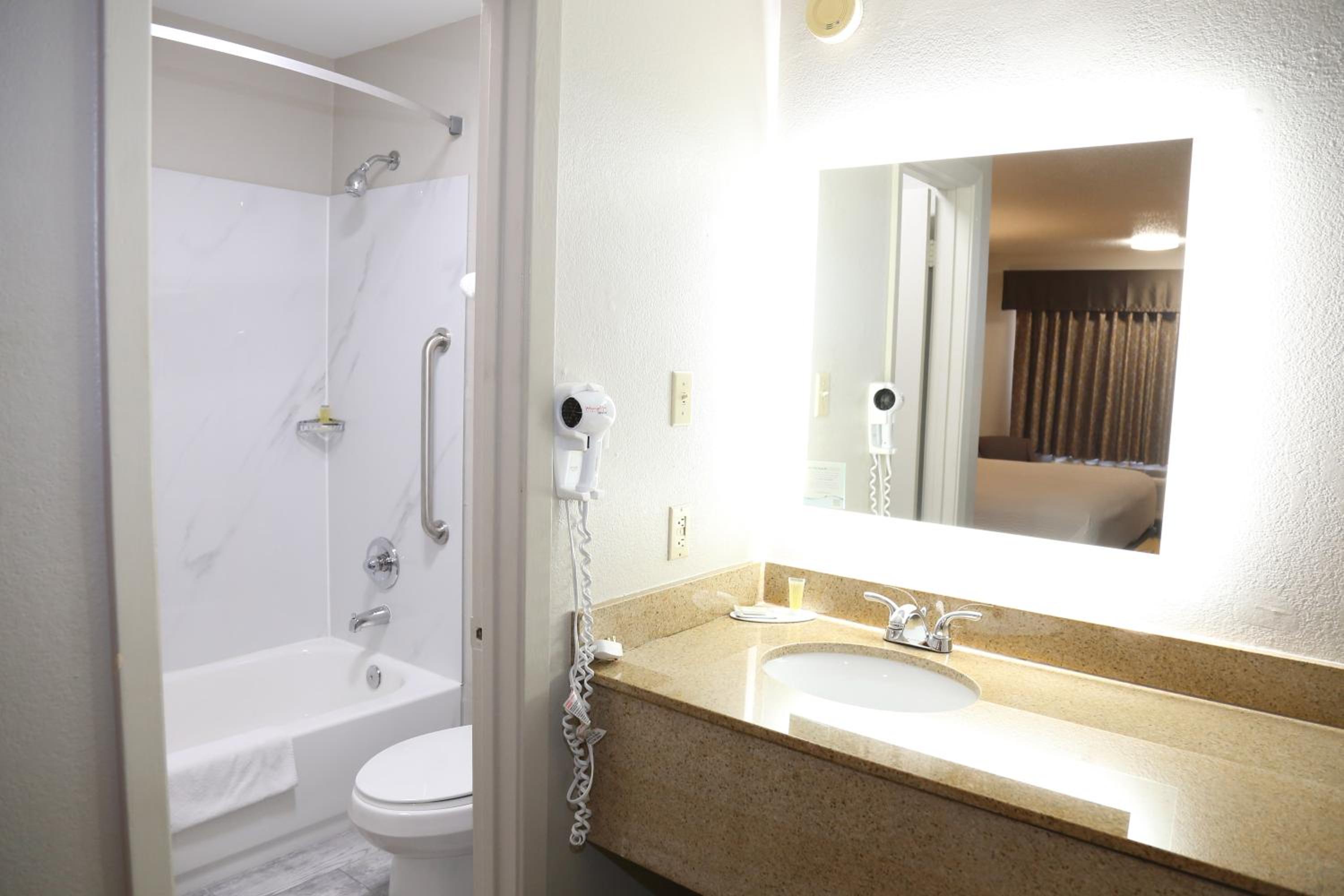 King Room - Non-Smoking - Photo 5