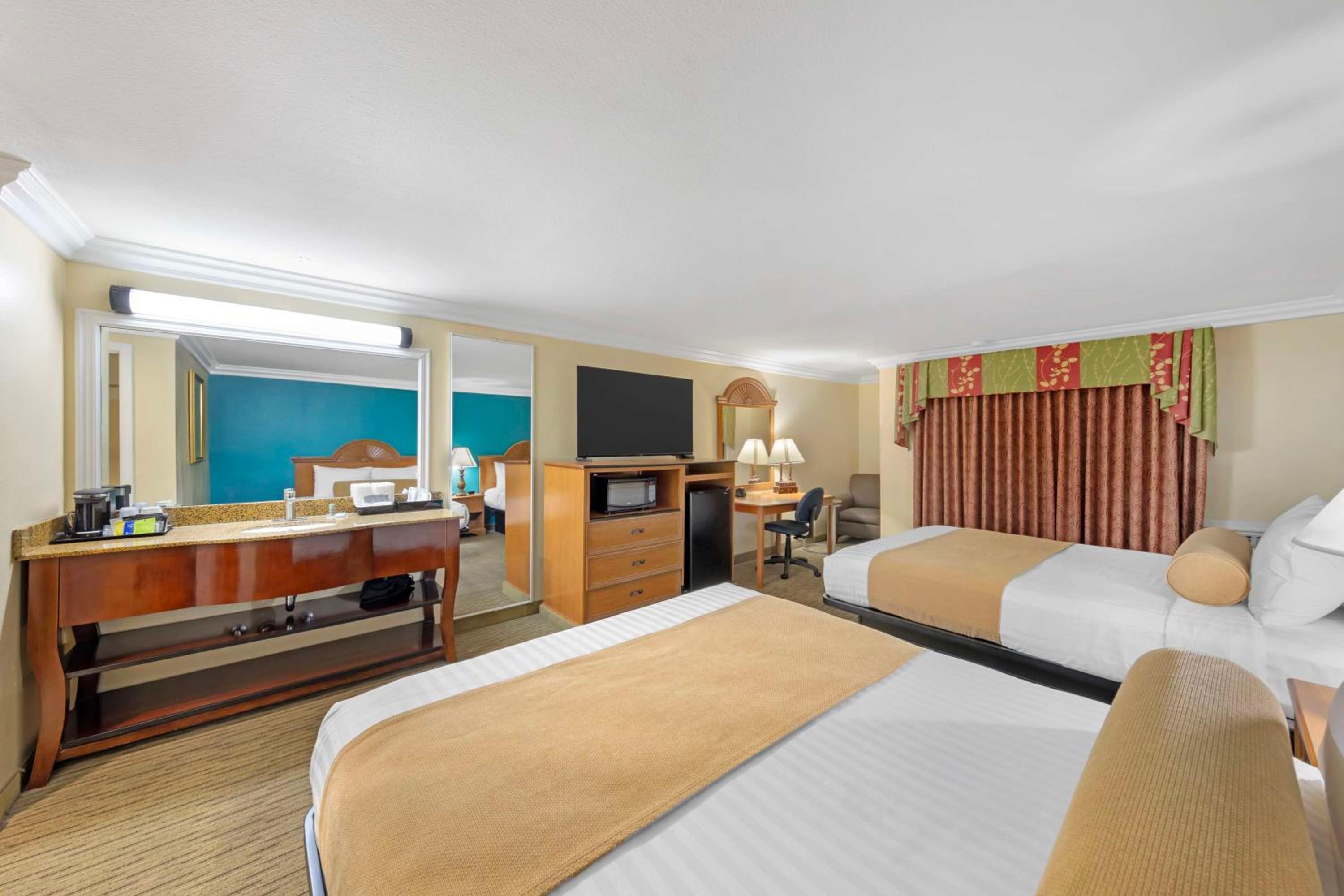 Queen Room with Two Queen Beds with Balcony - Photo 2