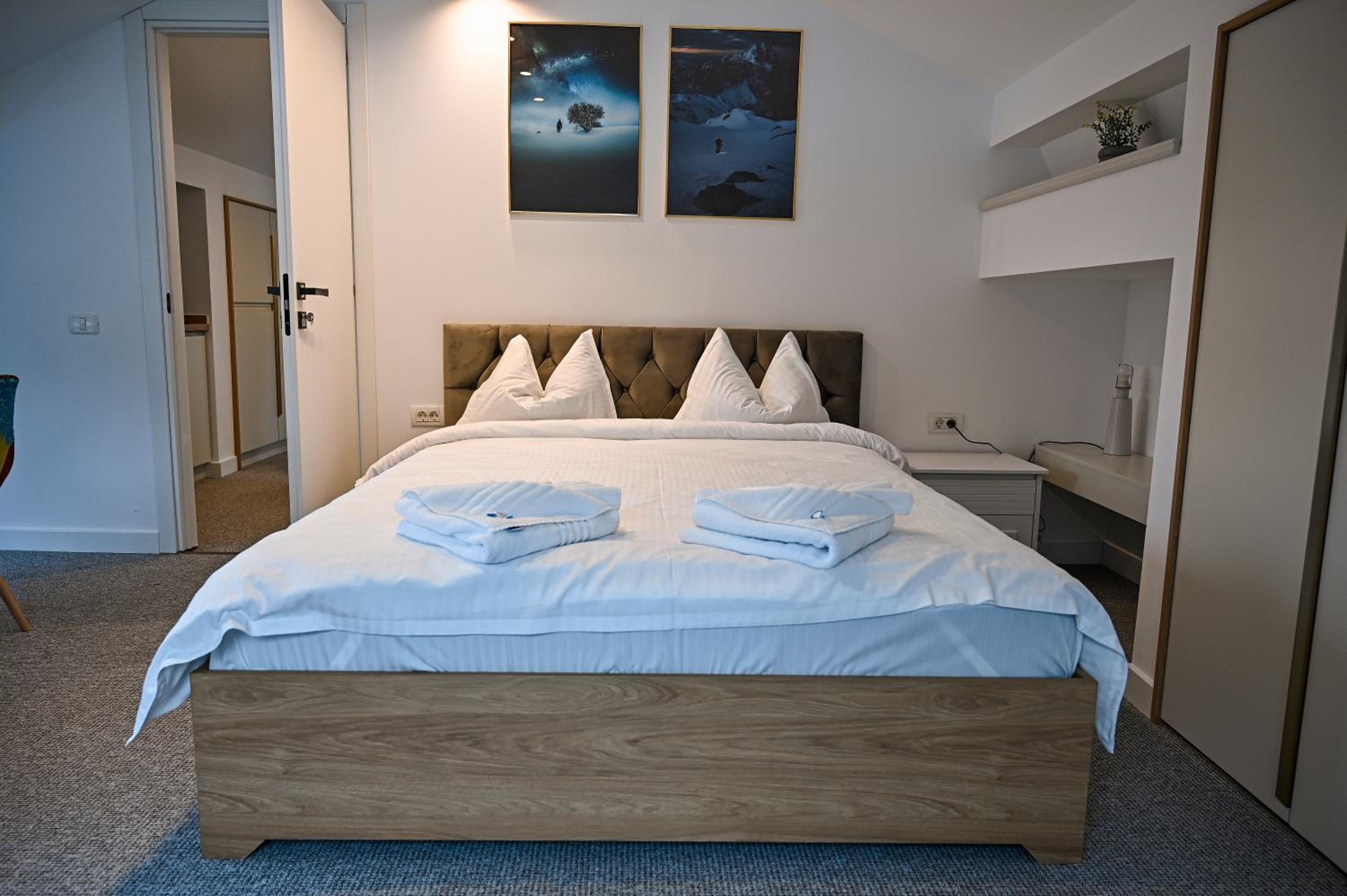 Two-Bedroom Deluxe Apartment - Photo 15
