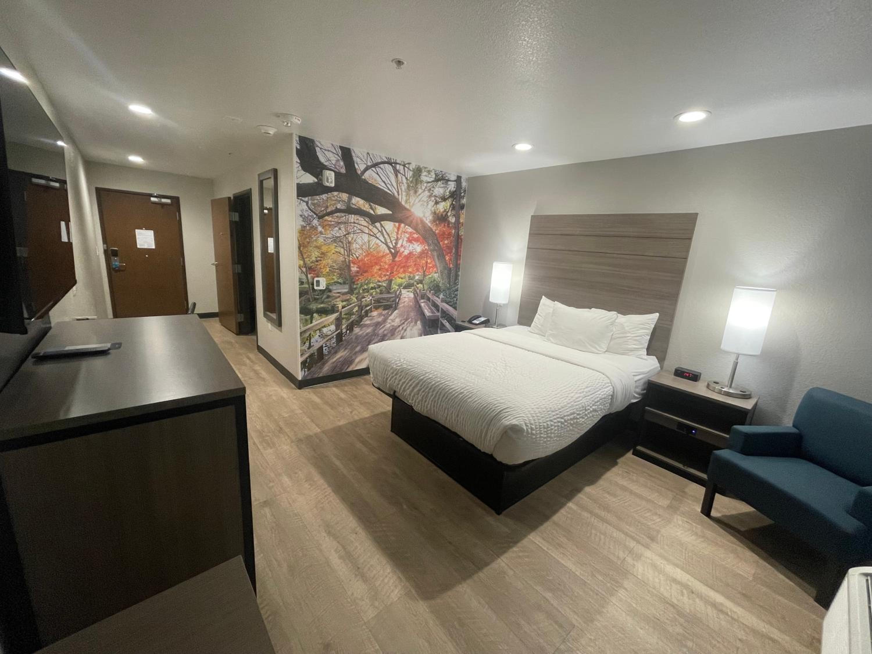 Queen Room with Roll-In Shower - Disability Access/Non Smoking/Interior Hall photo 1