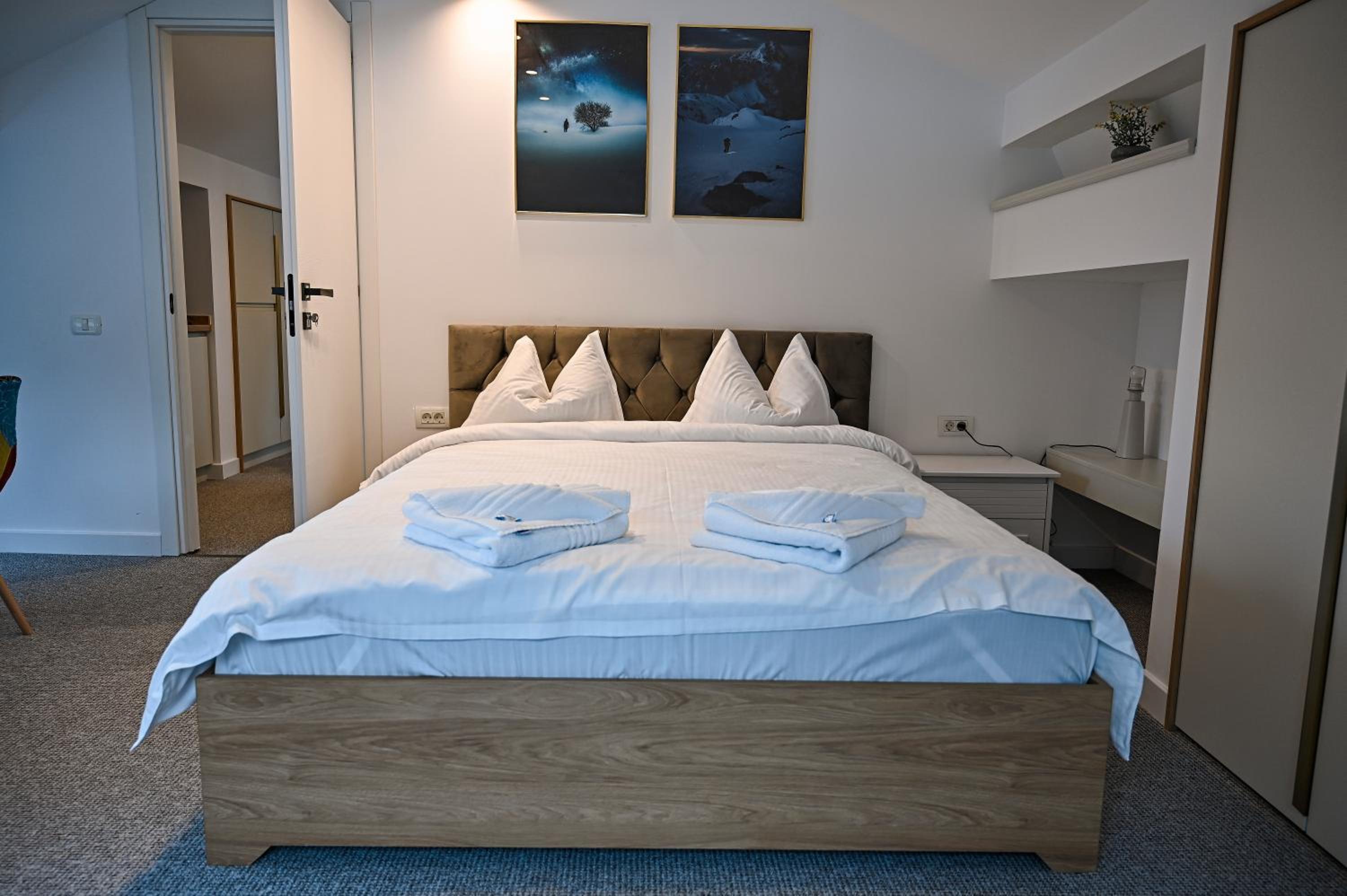 Two-Bedroom Deluxe Apartment - Photo 16
