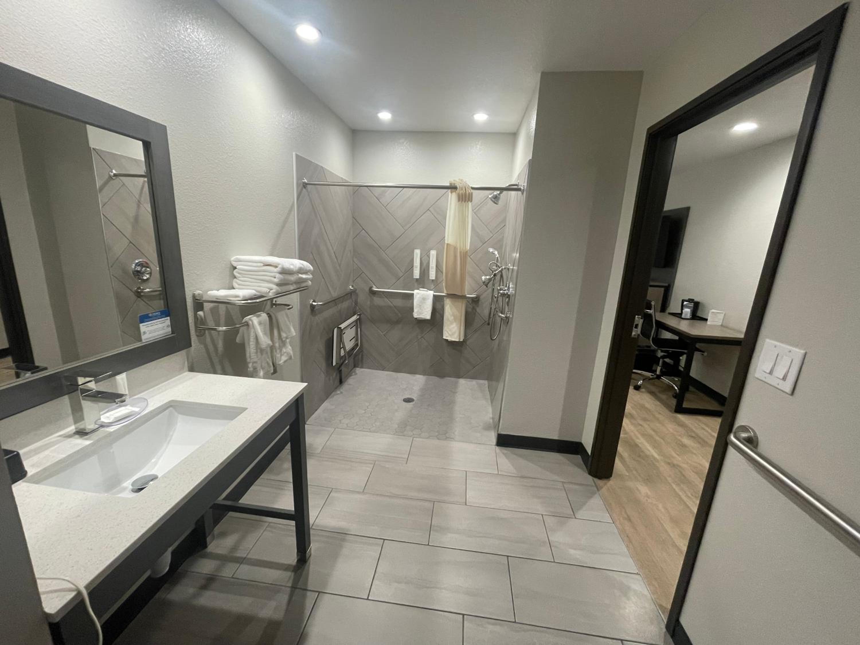 Queen Room with Roll-In Shower - Disability Access/Non Smoking/Interior Hall photo 3
