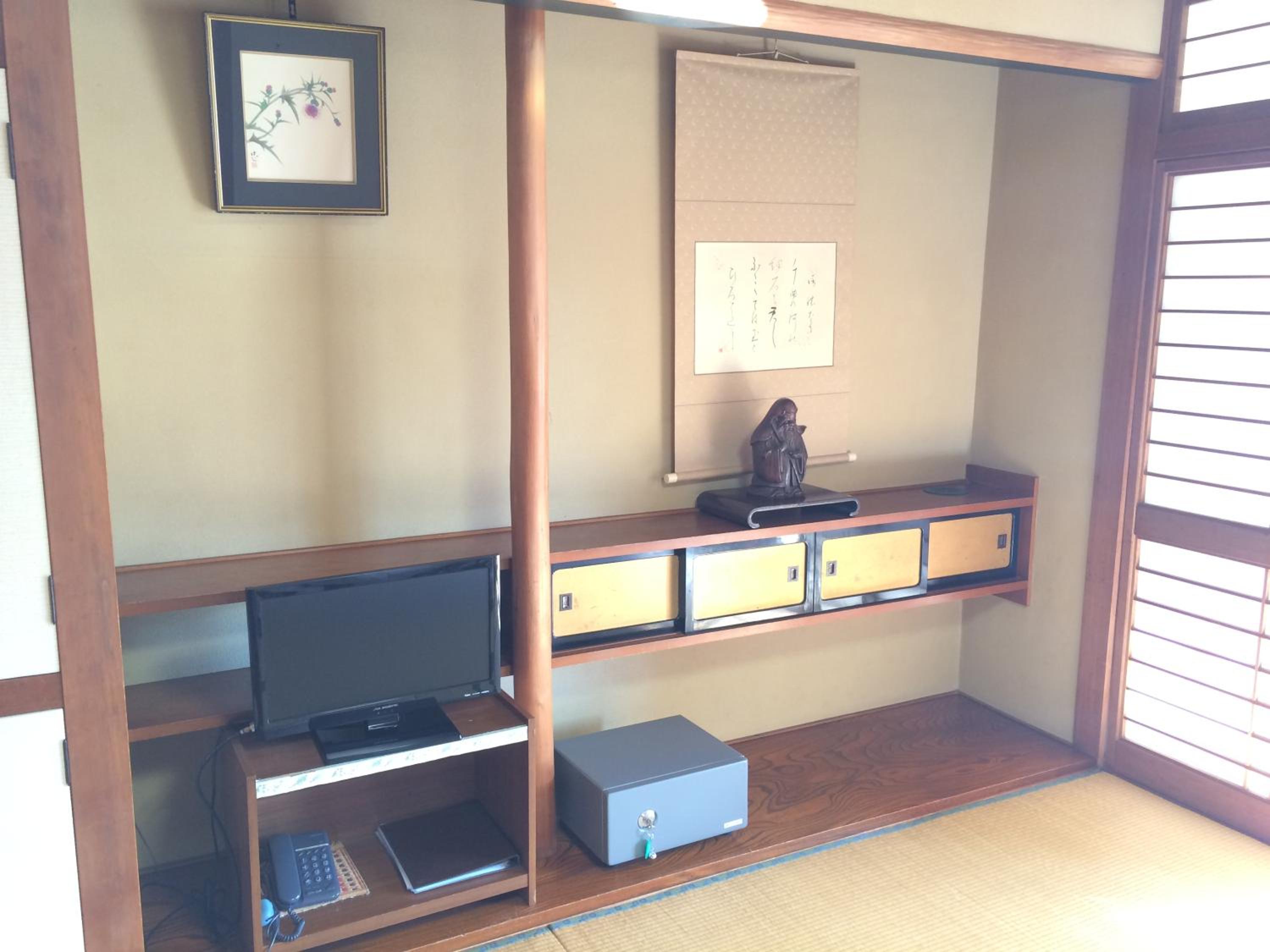 Japanese-Style Superior Twin Room with Shared Bathroom with Extra Space photo 1