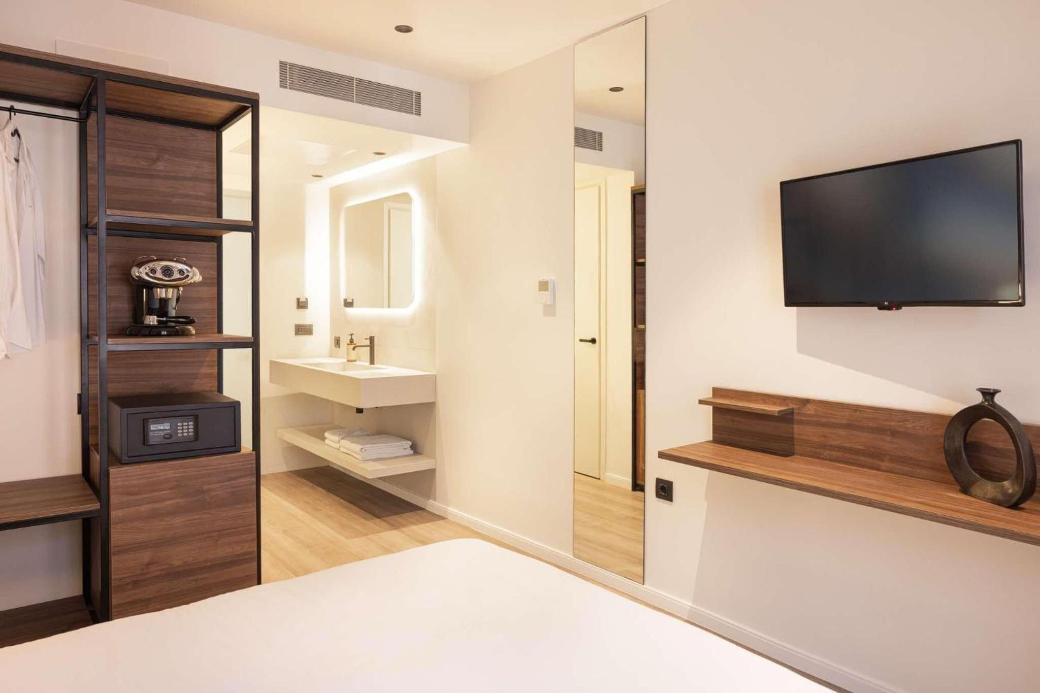 Deluxe Double or Twin Room with Mountain View