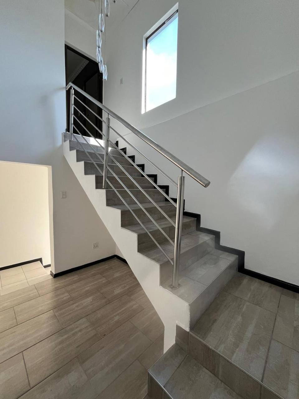 Executive Suite - Photo 11