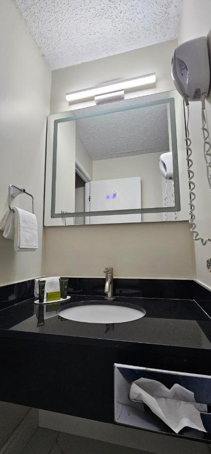 Double Room with Two Double Beds - Non-Smoking - Photo 2