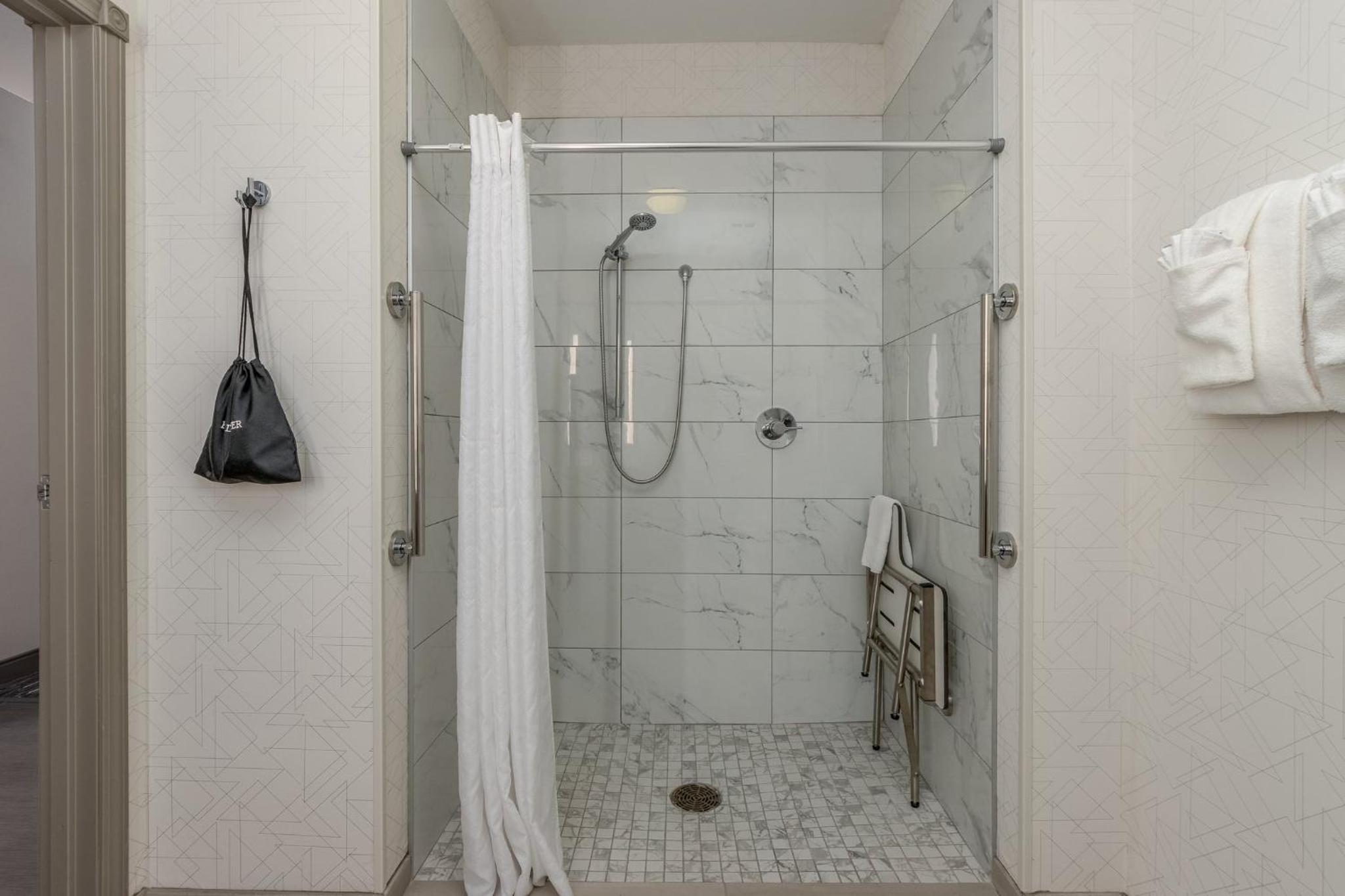 King Room with Roll In Shower - Non-Smoking - Photo 2