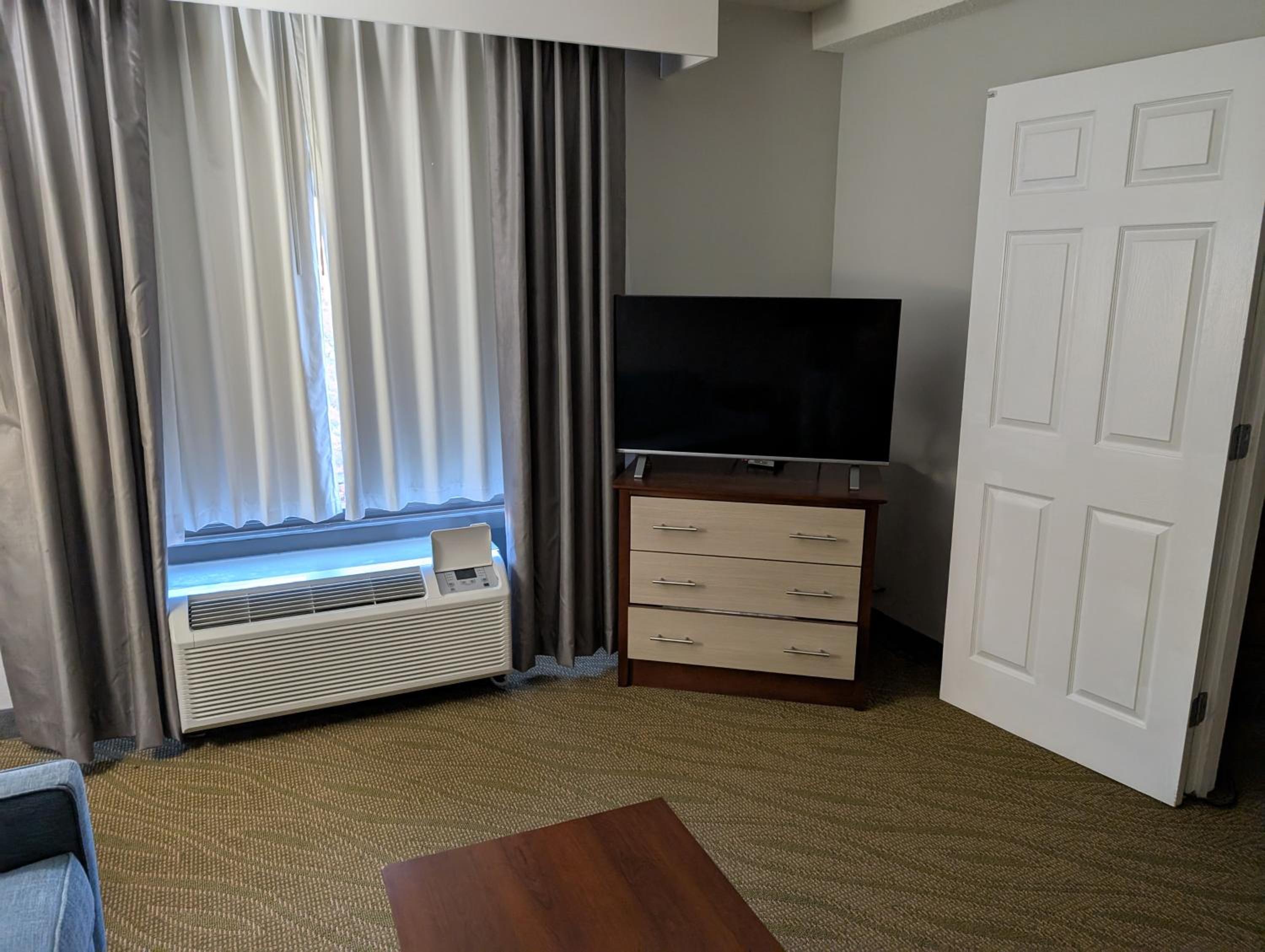 Deluxe King Suite - Non-Smoking - Photo 3