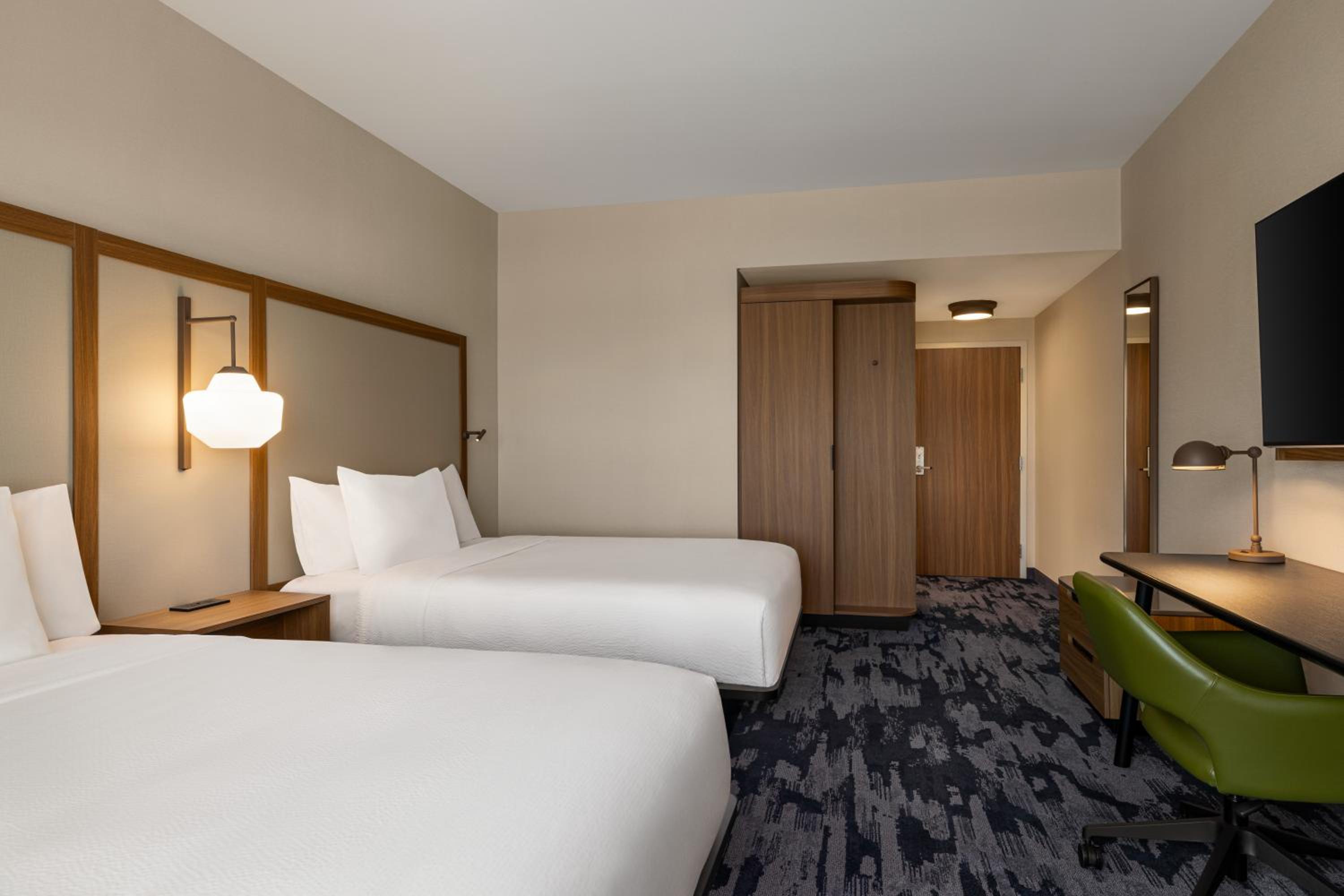 Queen Room with Two Queen Beds - Photo 9