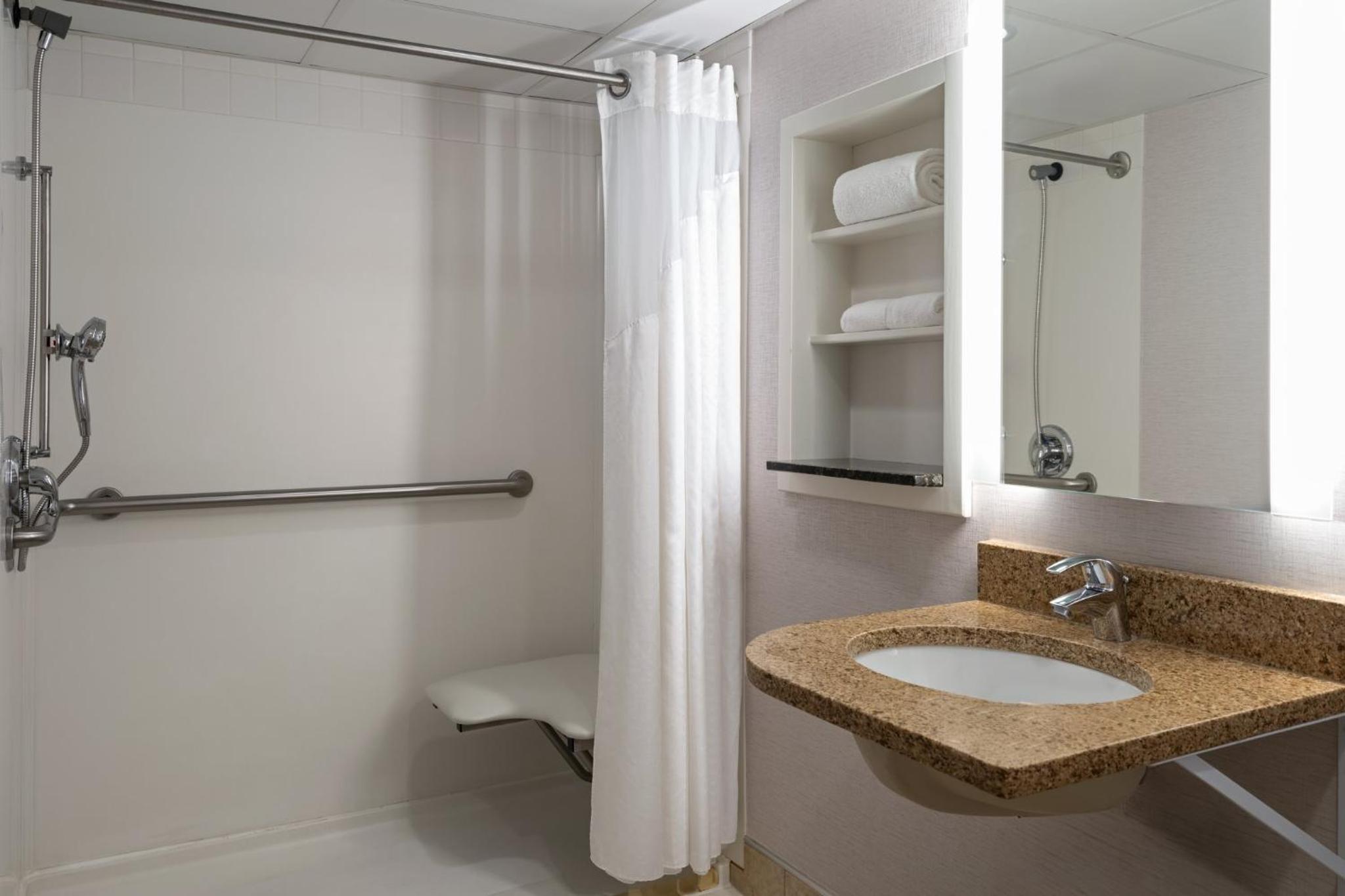 Queen Studio - Disability Access/Roll-in Shower/Non-Smoking photo 3