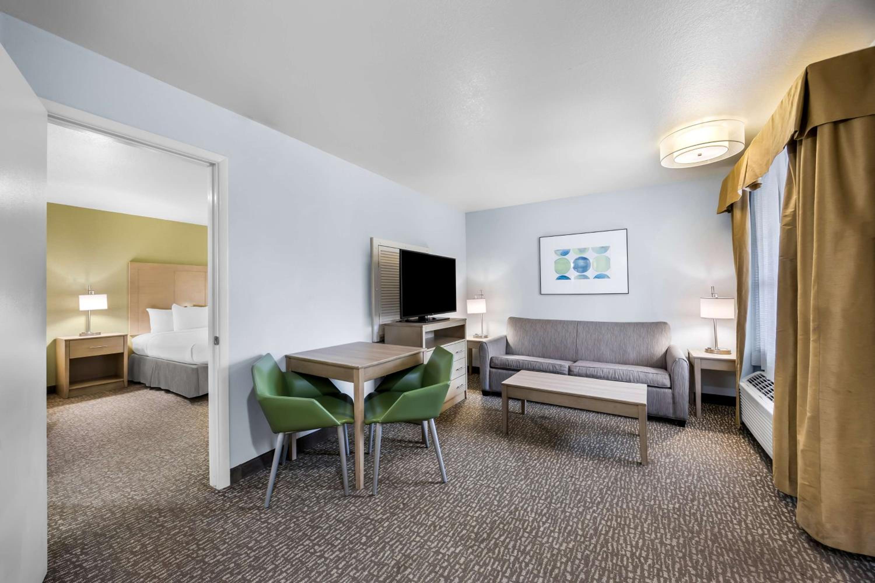 King Suite with Spa Bath and Wet Bar - Non-Smoking - Photo 1
