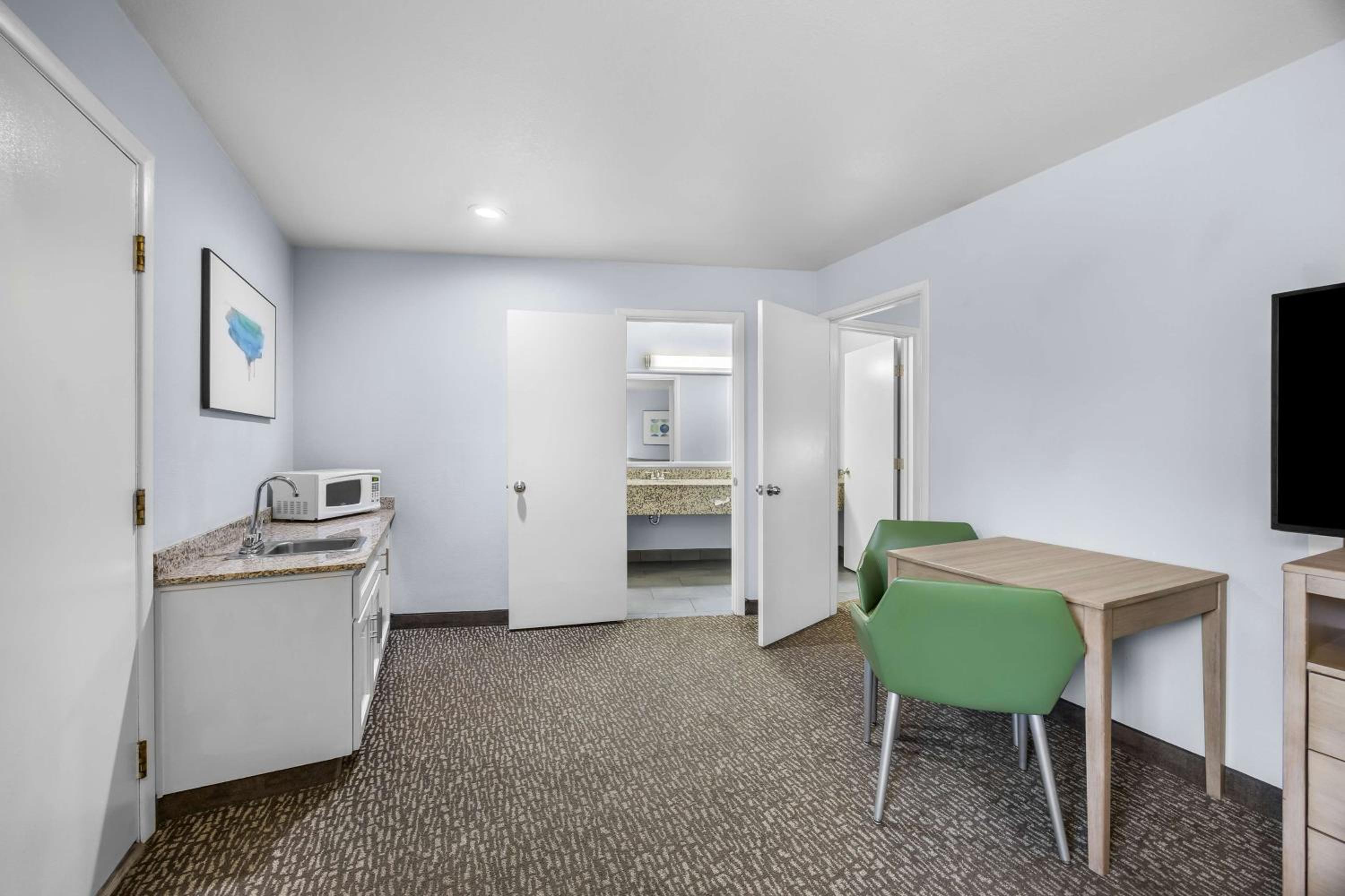 King Suite with Spa Bath and Wet Bar - Non-Smoking - Photo 3