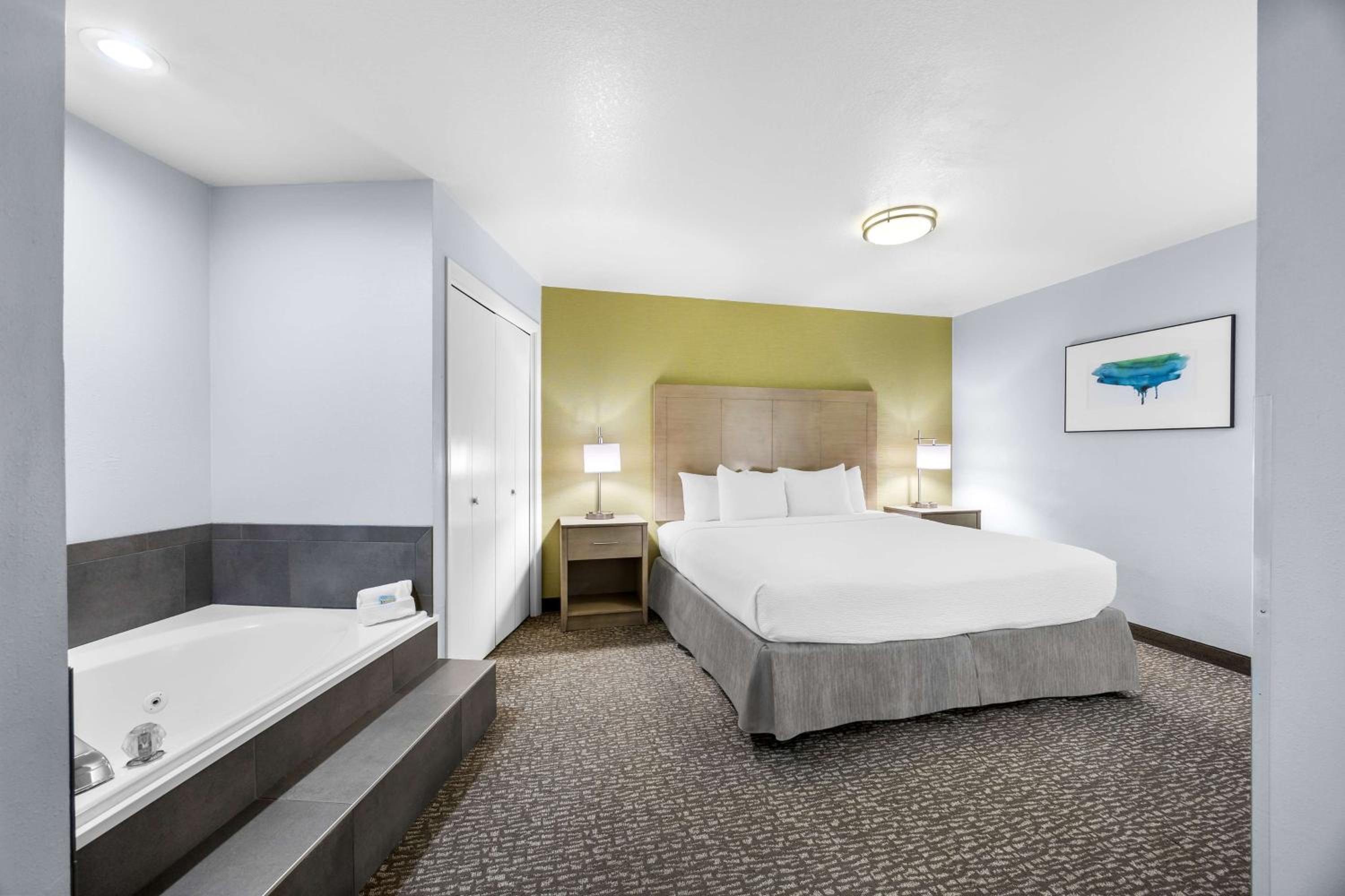 King Suite with Spa Bath and Wet Bar - Non-Smoking - Photo 2