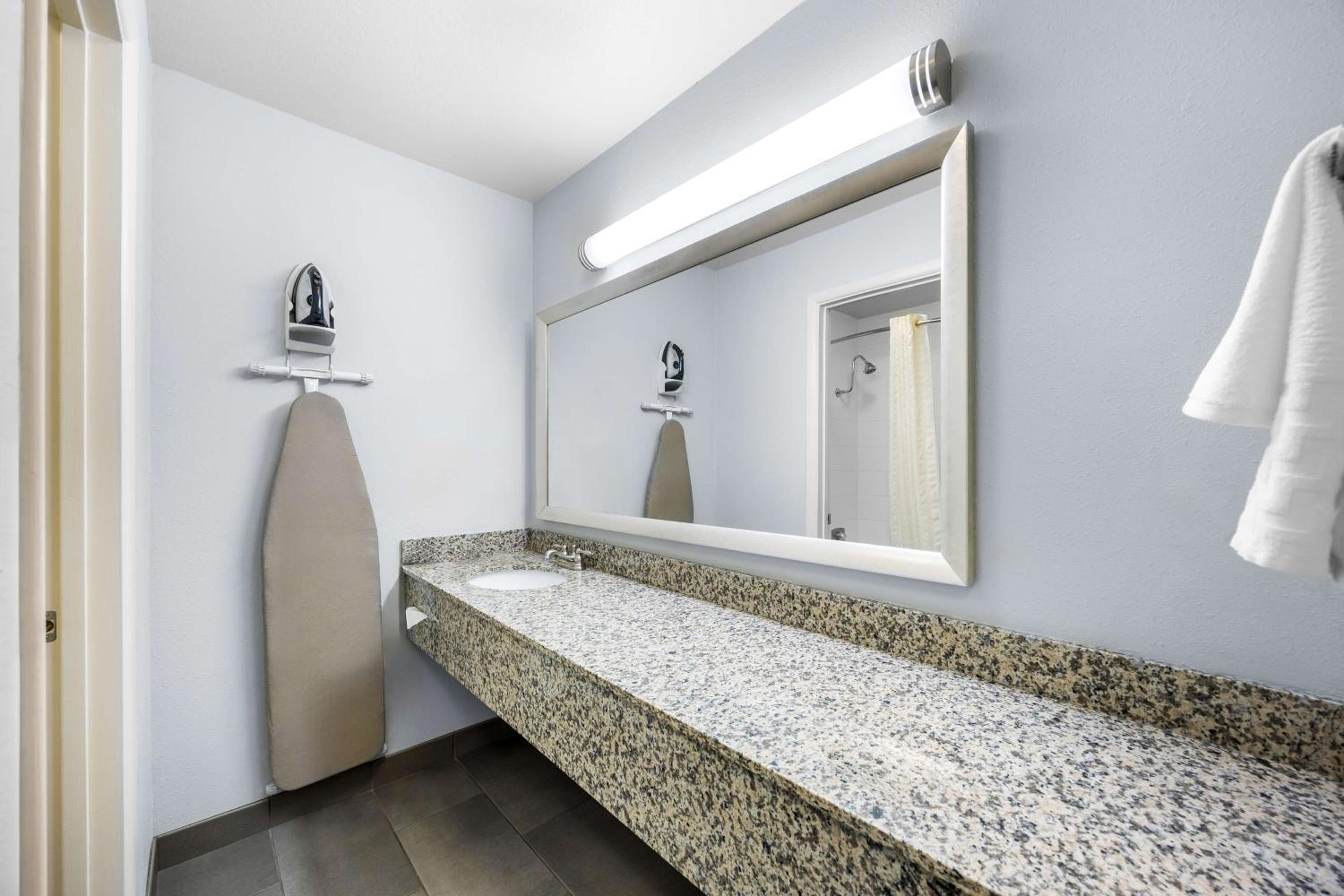 King Suite with Spa Bath and Wet Bar - Non-Smoking - Photo 4