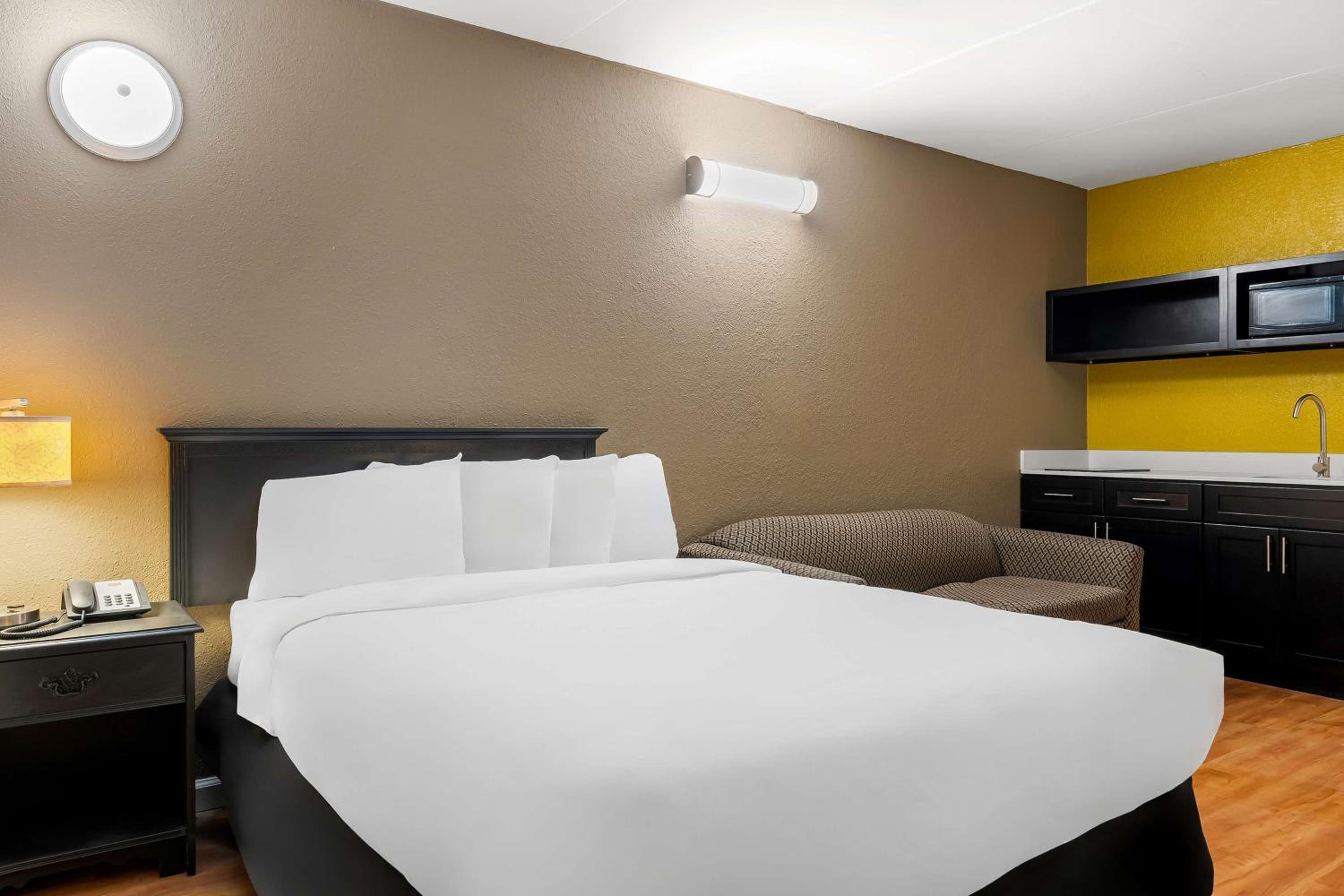 Queen Suite with Sofa Bed - Photo 3