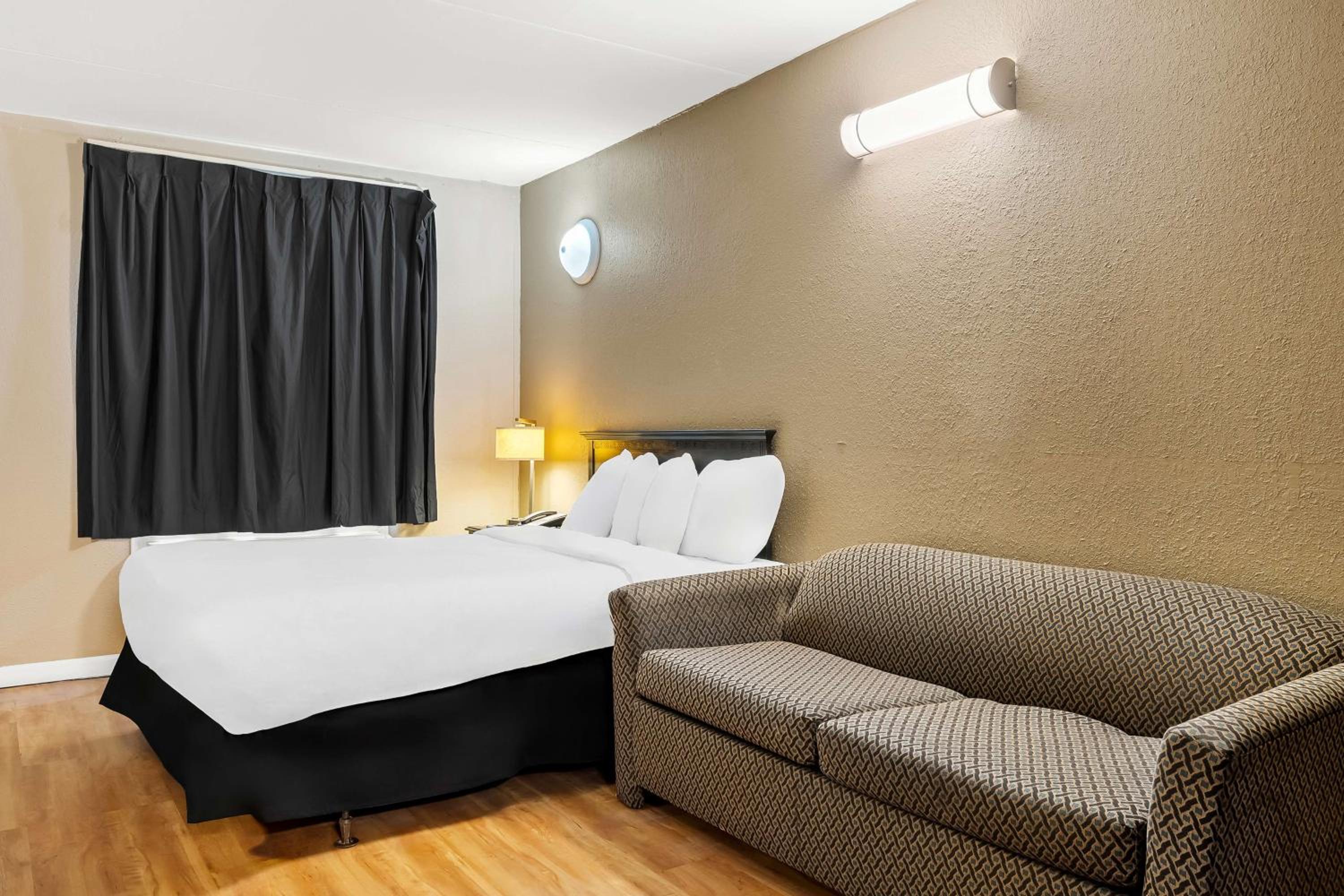 Queen Suite with Sofa Bed - Photo 5