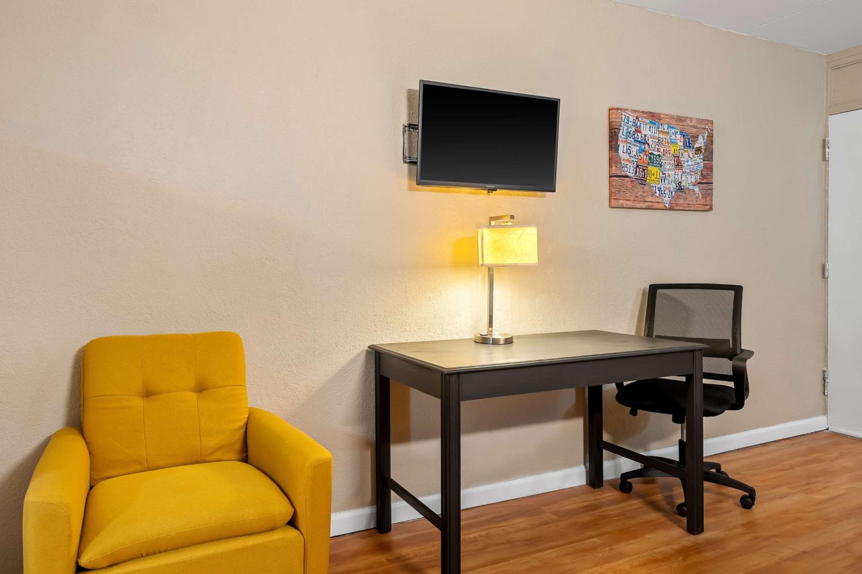 Queen Suite with Sofa Bed - Photo 6