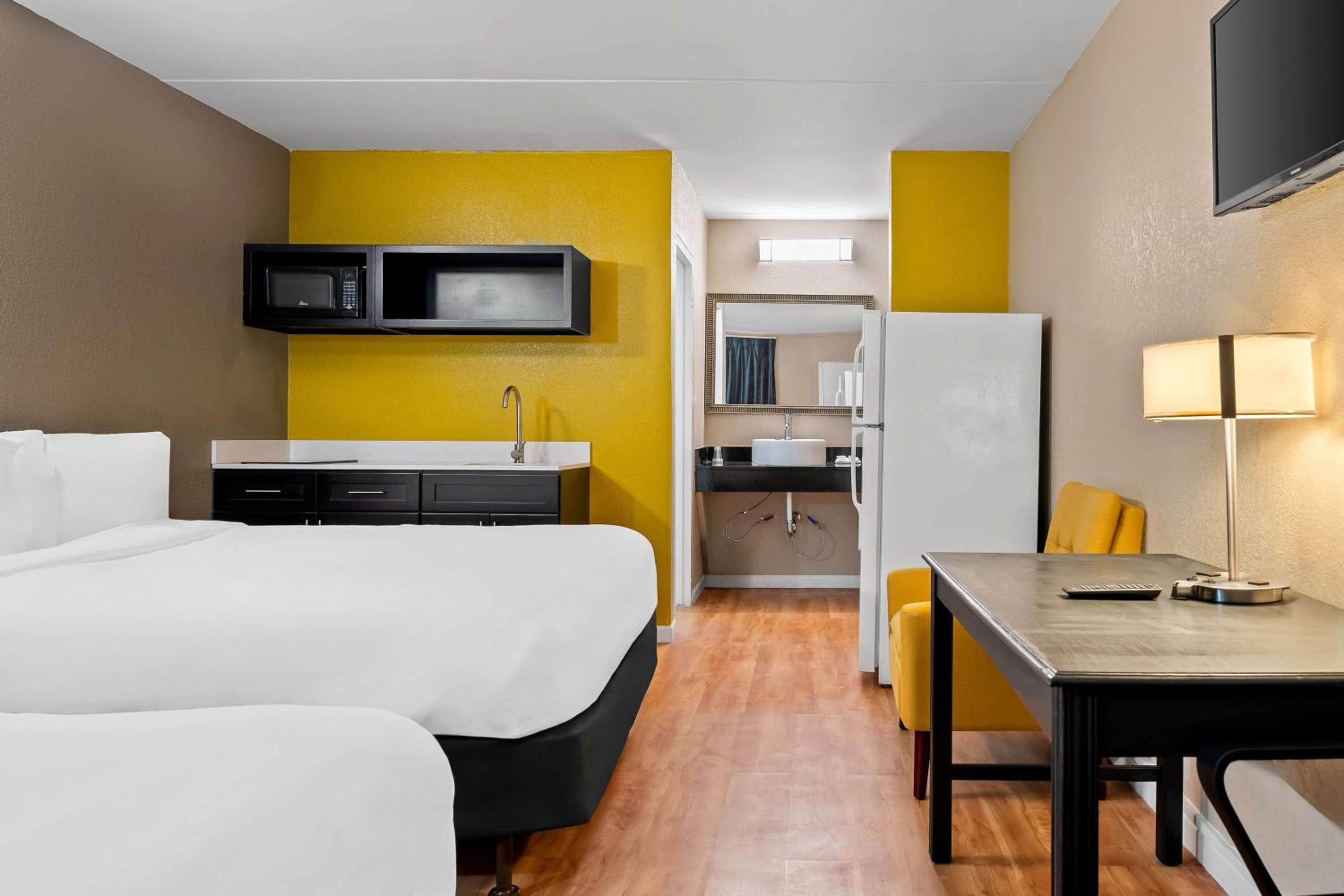 1 King Bed Non Smoking - Photo 2