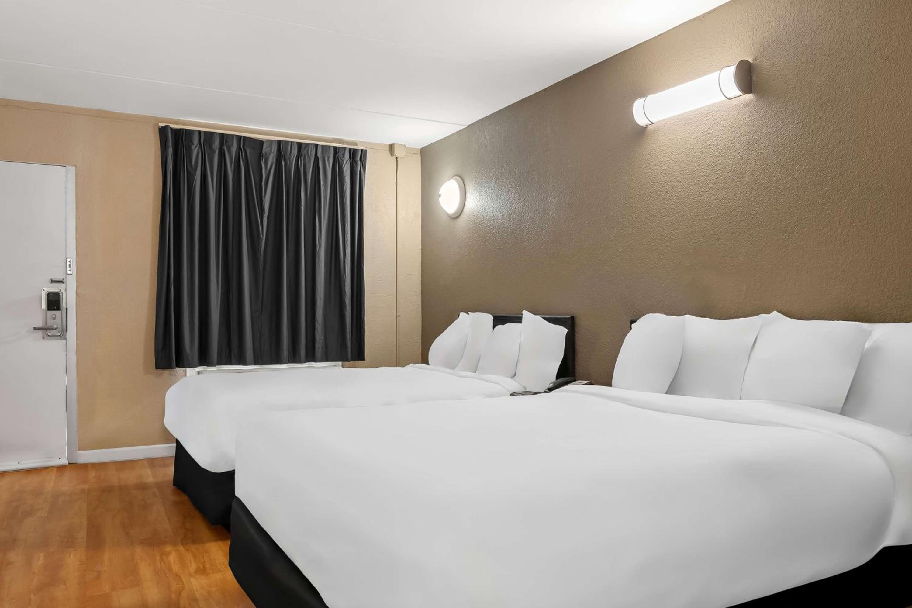 1 King Bed Non Smoking - Photo 4