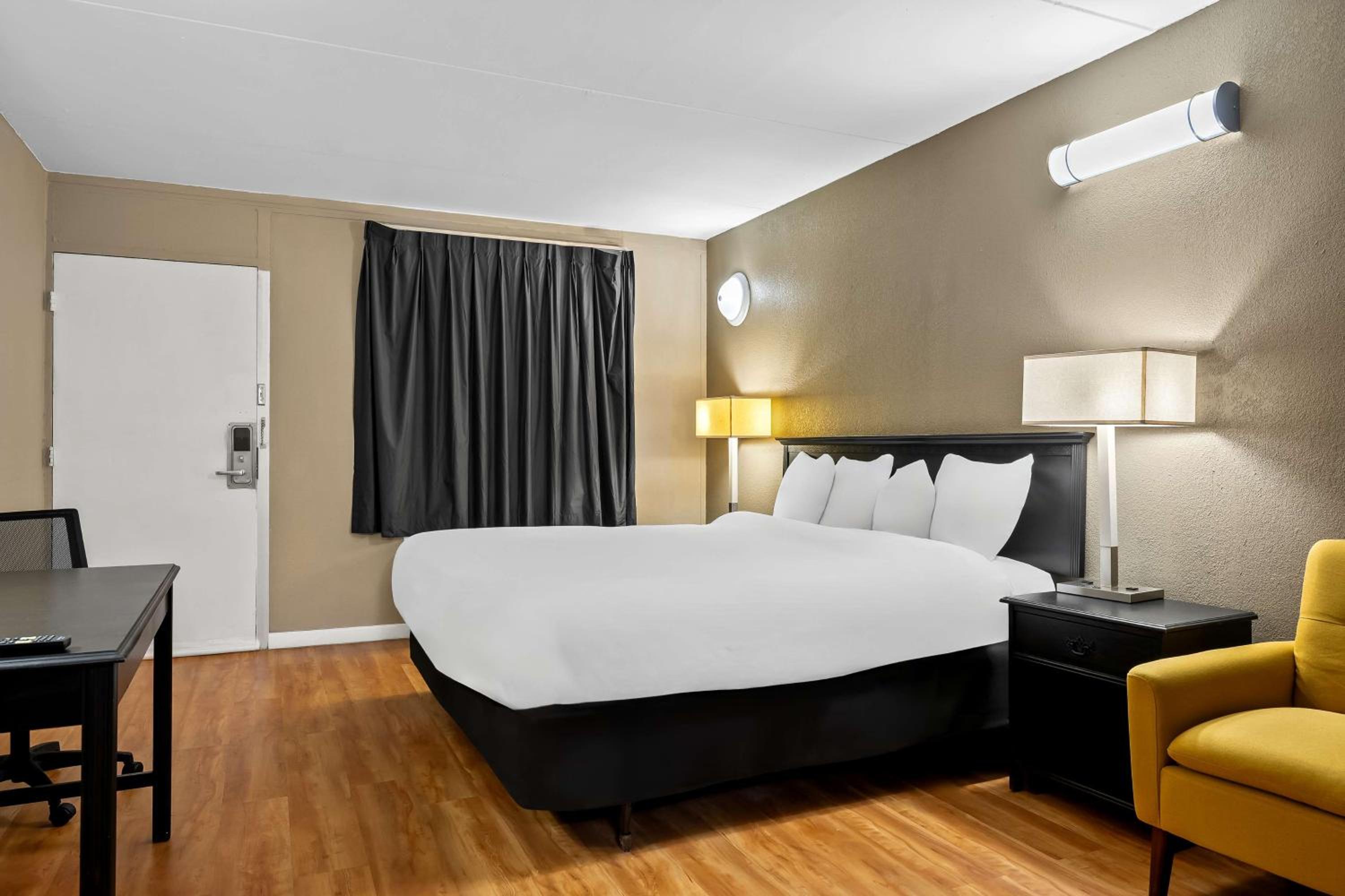 1 King Bed Non Smoking - Photo 1
