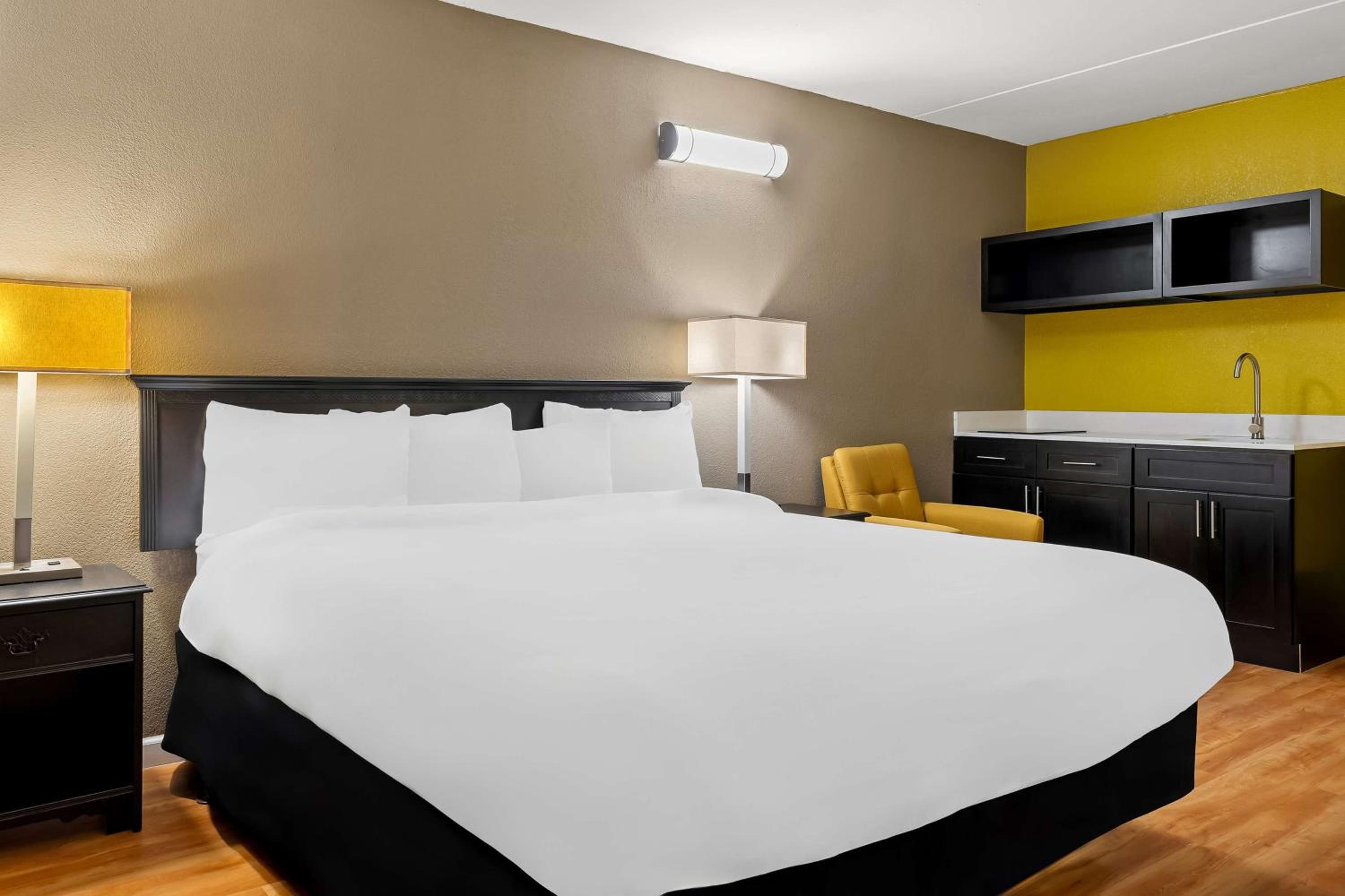 1 King Bed Non Smoking - Photo 2