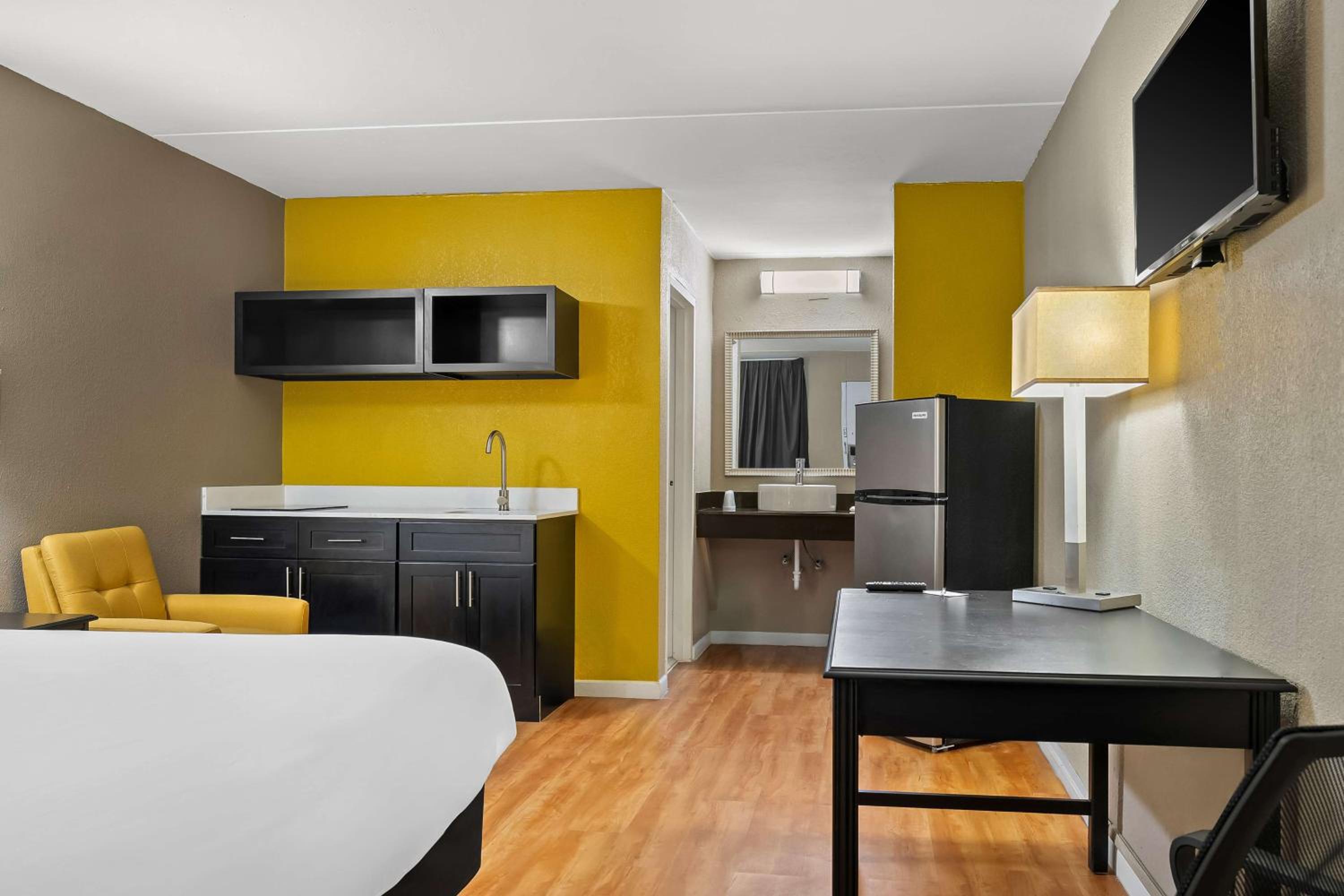 1 King Bed Non Smoking - Photo 3