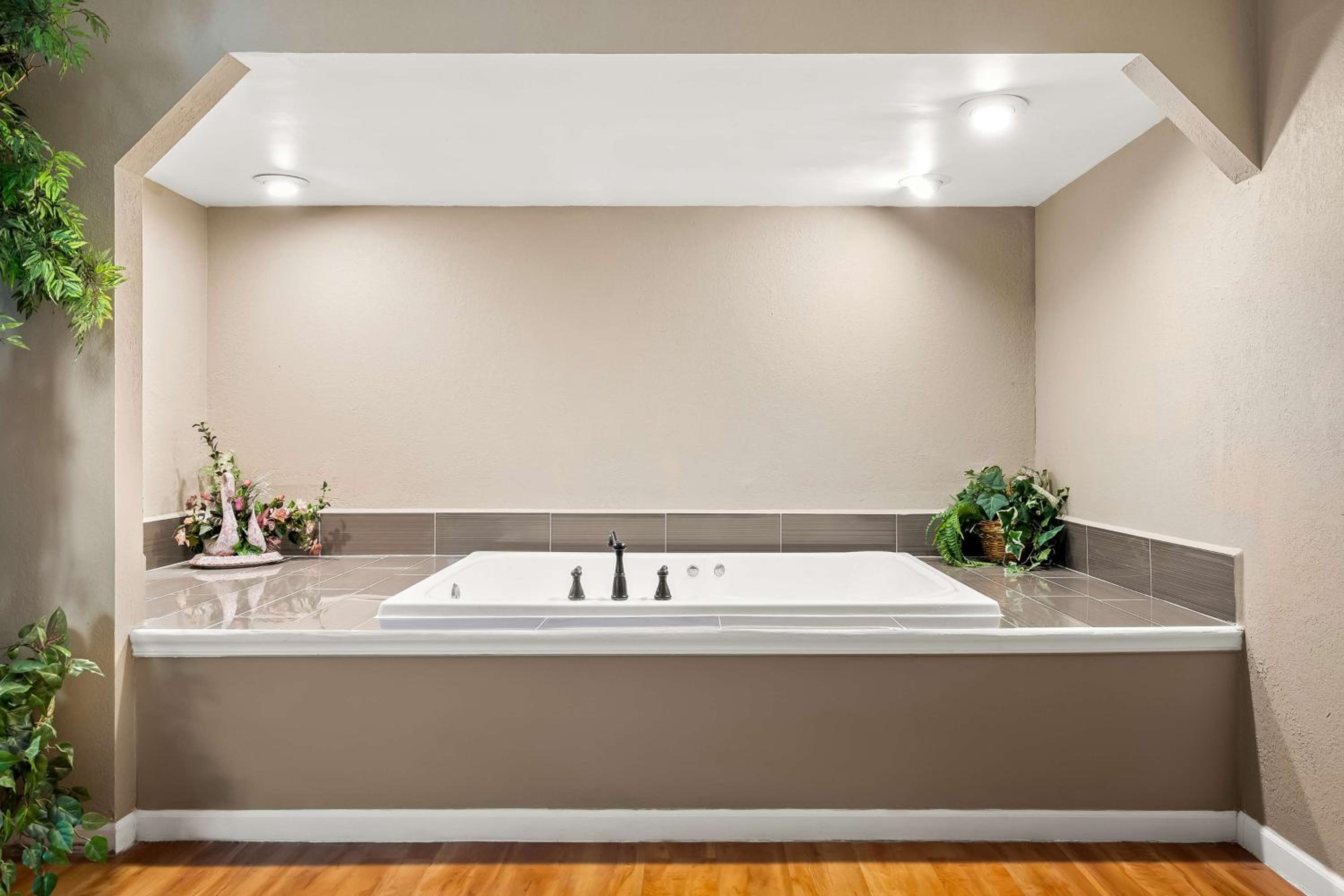King Suite with Jetted Tub - Photo 3