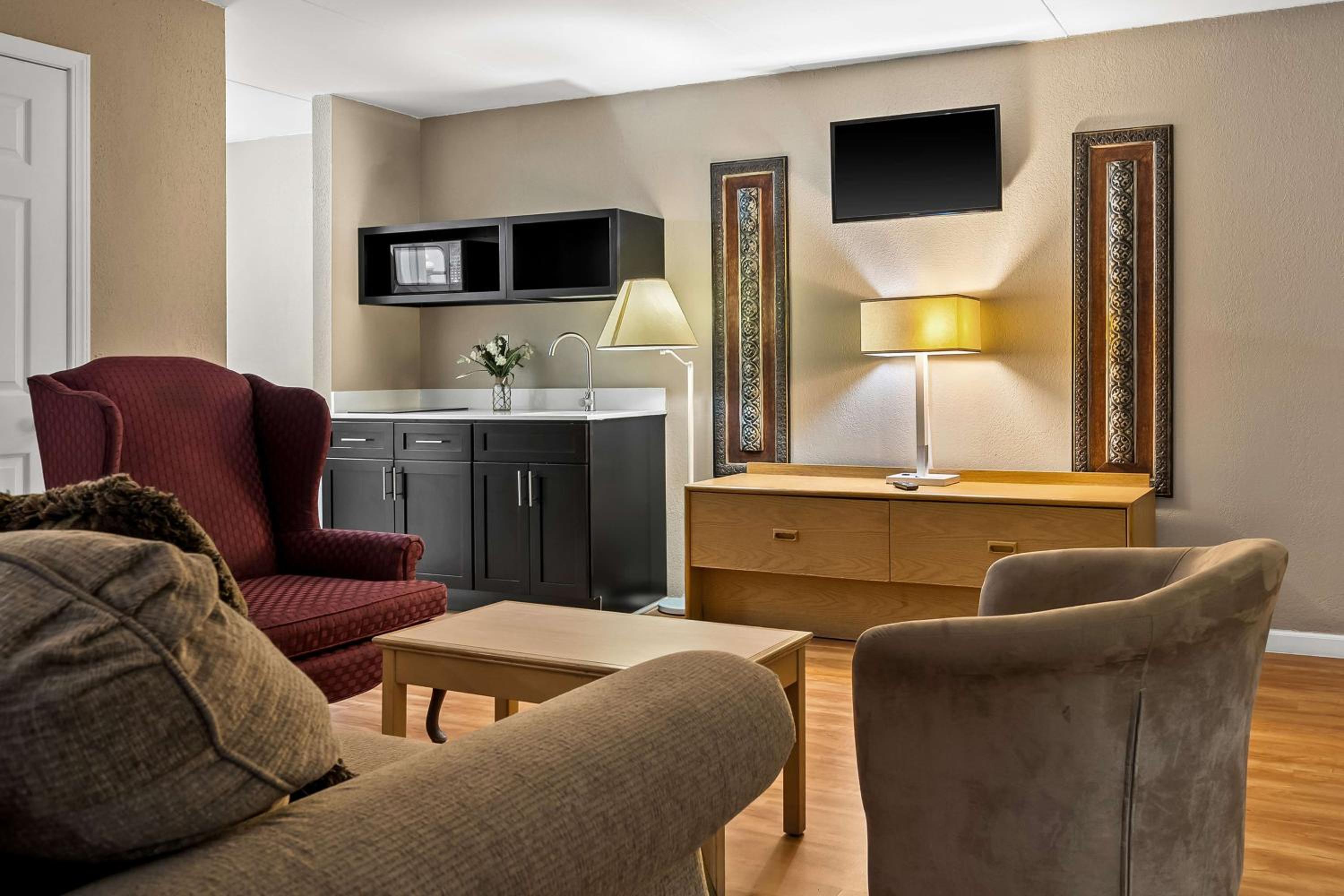 King Suite with Jetted Tub - Photo 6